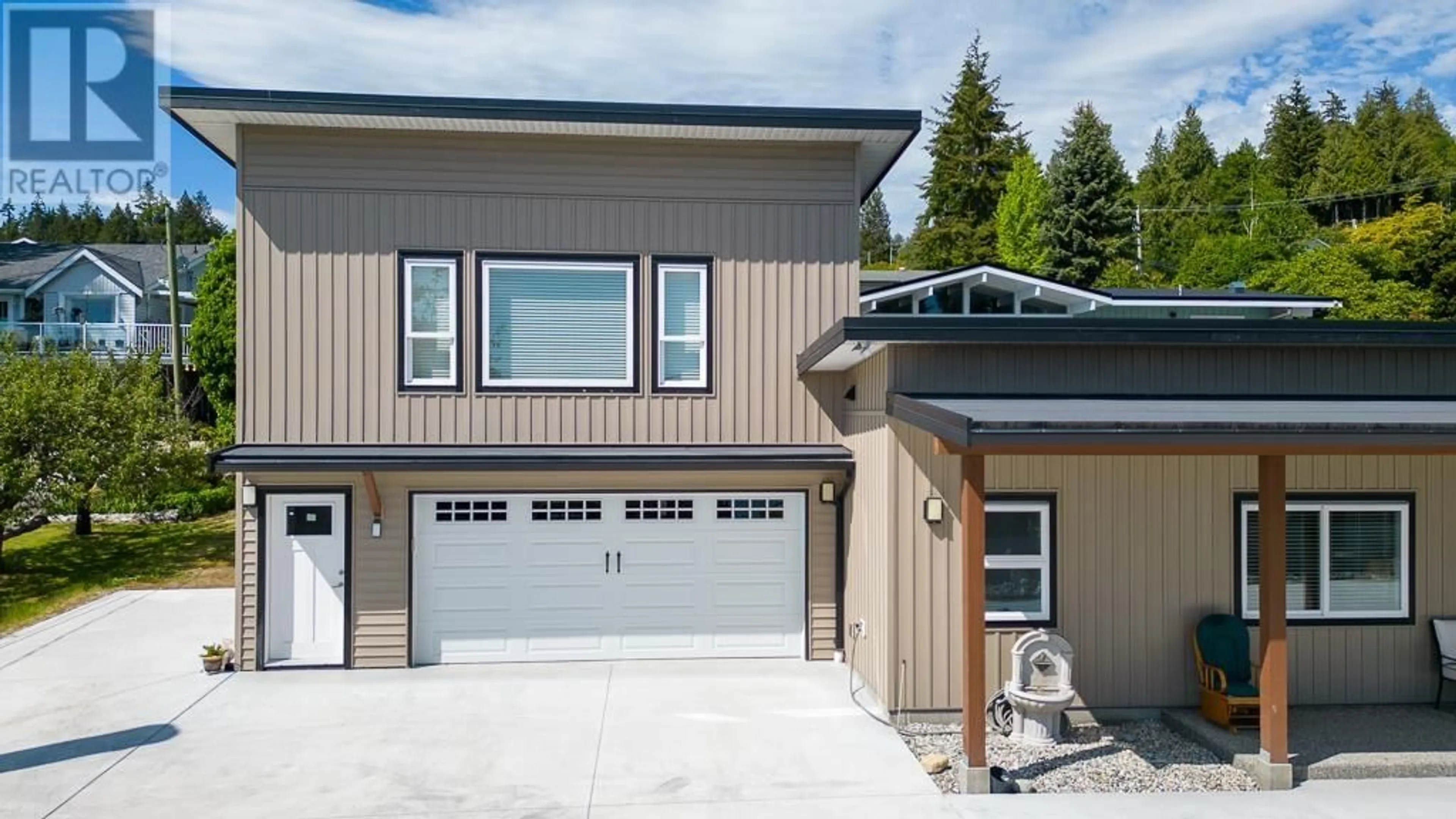 Home with vinyl exterior material, street for 5425 MASON ROAD, Sechelt British Columbia V7Z0S8