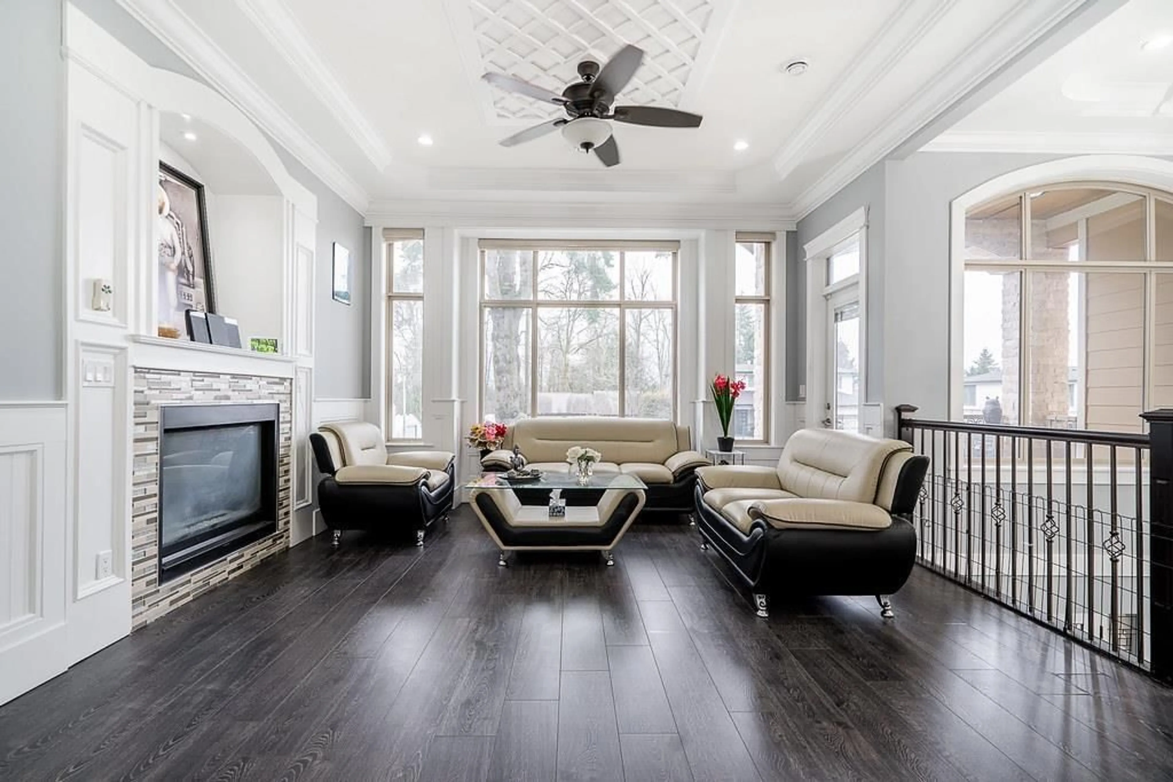 Living room with furniture, wood/laminate floor for 14921 90, Surrey British Columbia V3R6W2