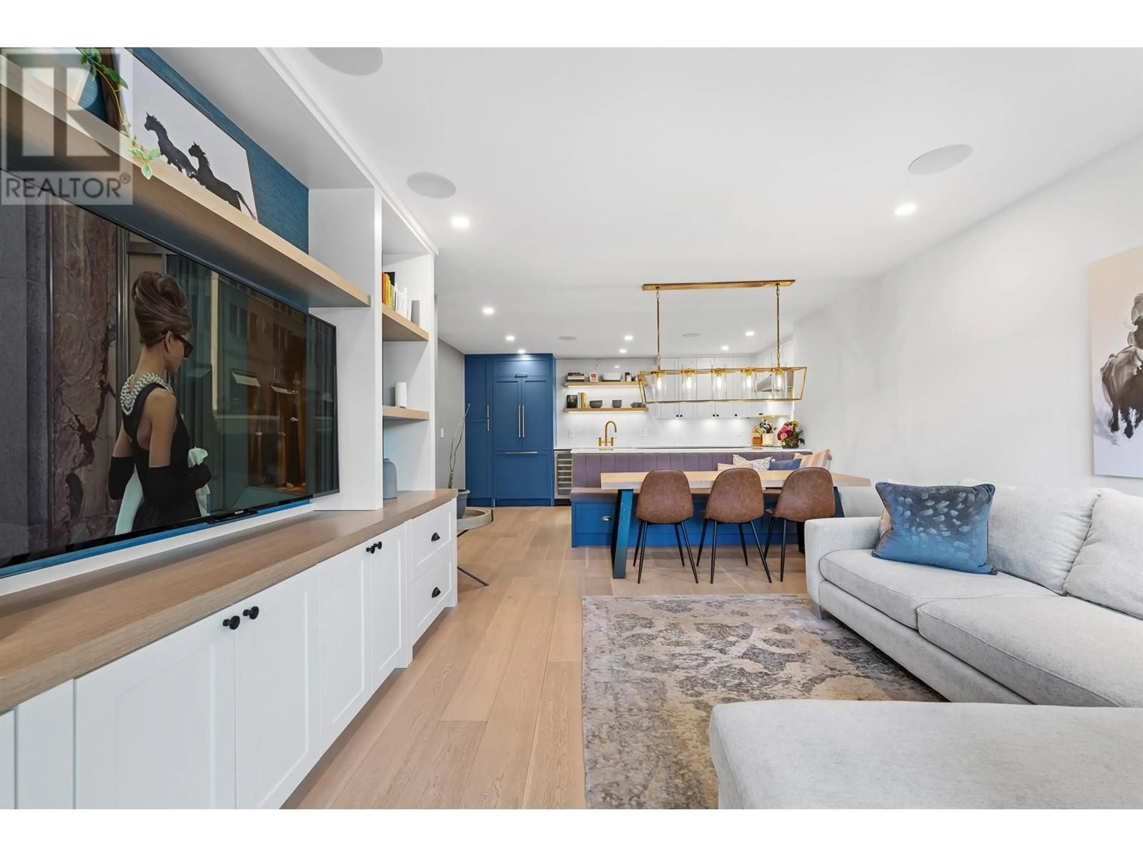 Open concept kitchen, wood/laminate floor for 215 - 2121 6TH AVENUE, Vancouver British Columbia V6K1V5