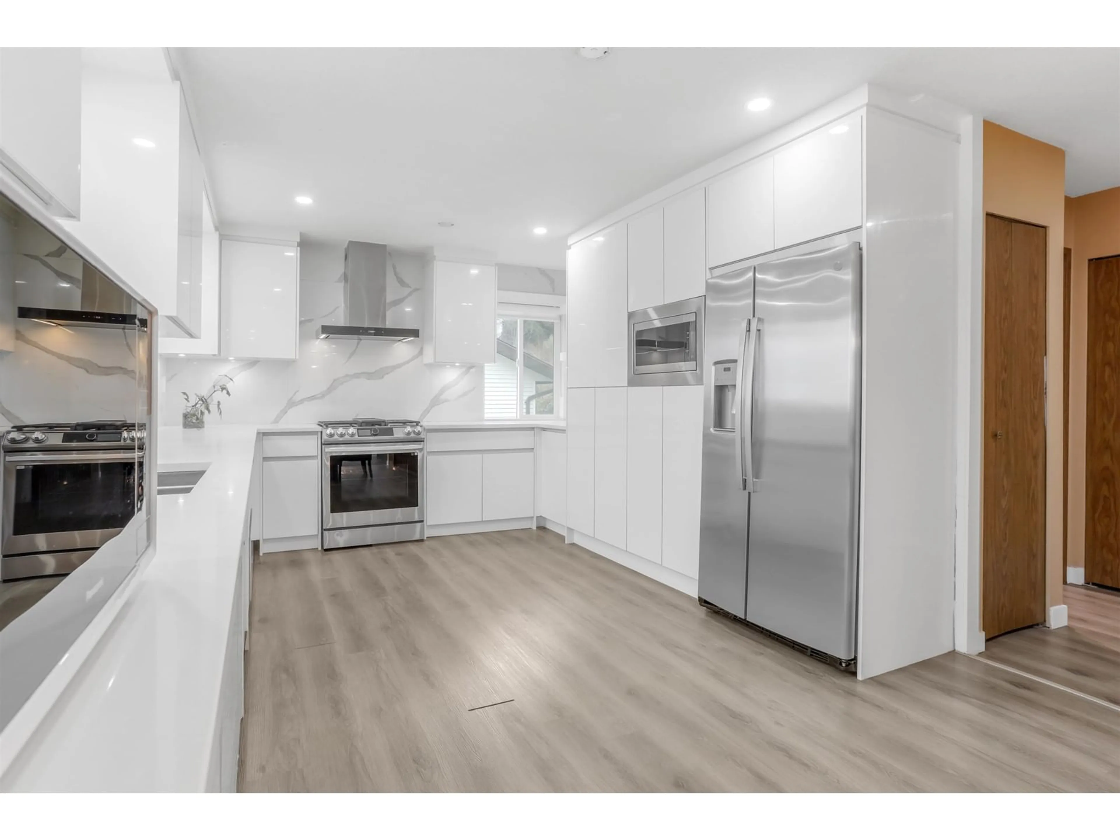 Open concept kitchen, wood/laminate floor for 35361 ROCKWELL, Abbotsford British Columbia V2S4N4