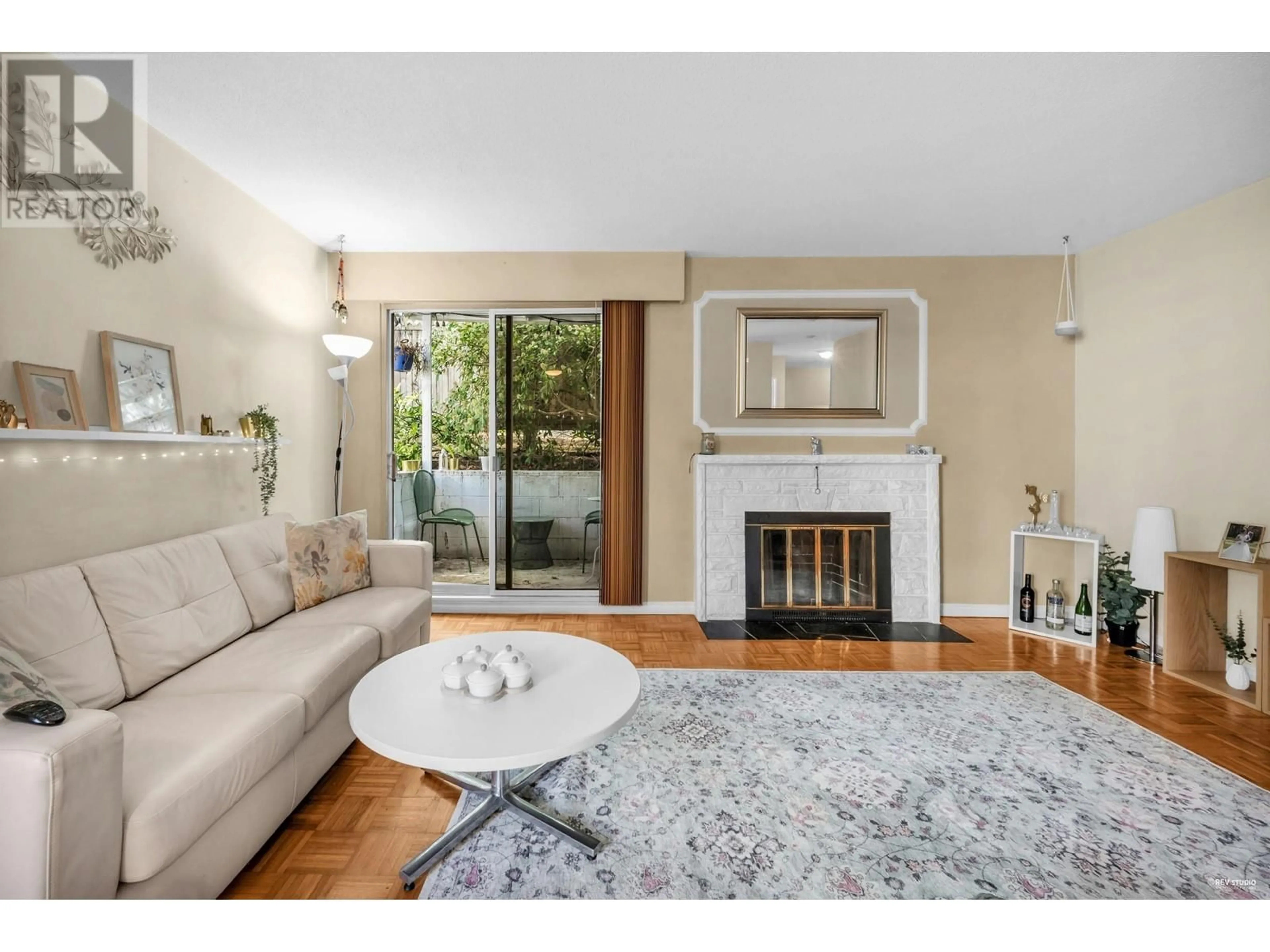 Living room with furniture, unknown for 2 - 140 20TH STREET, North Vancouver British Columbia V7L3A4