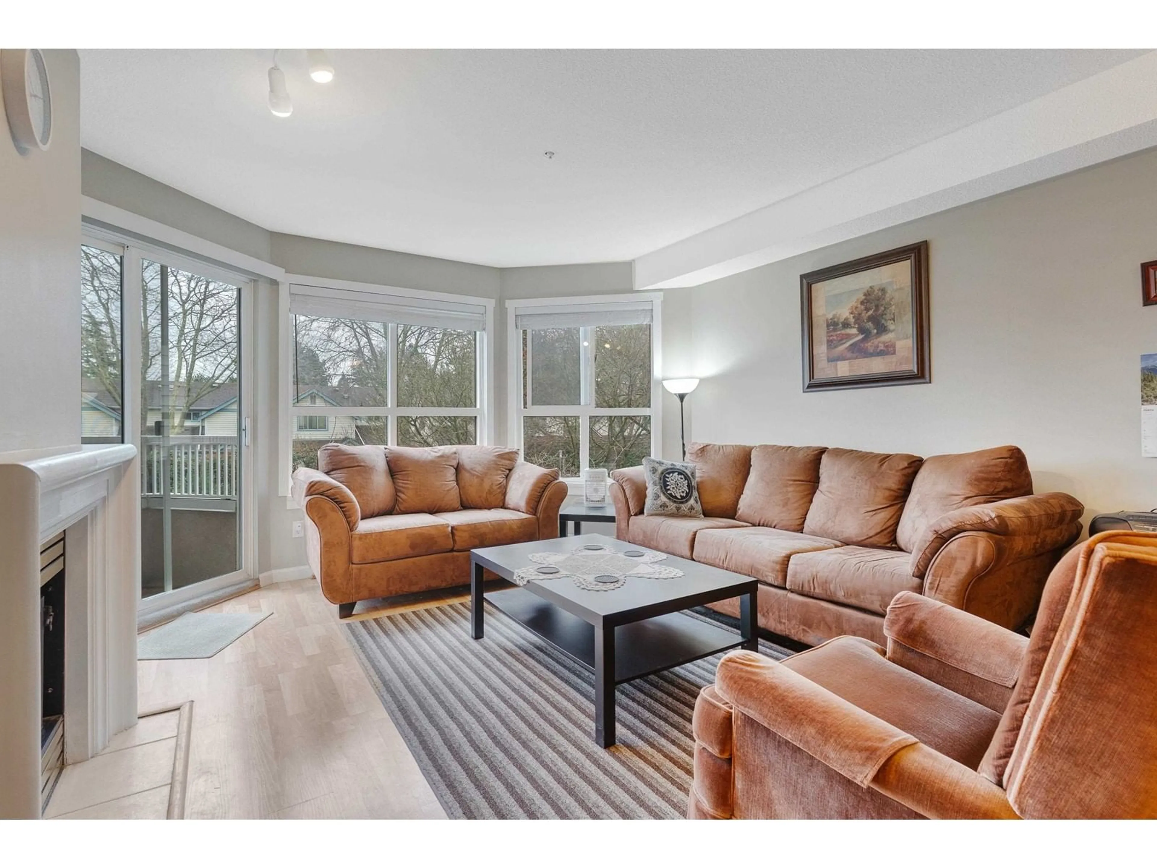 Living room with furniture, unknown for 217 - 8139 121A, Surrey British Columbia V3W0Z2