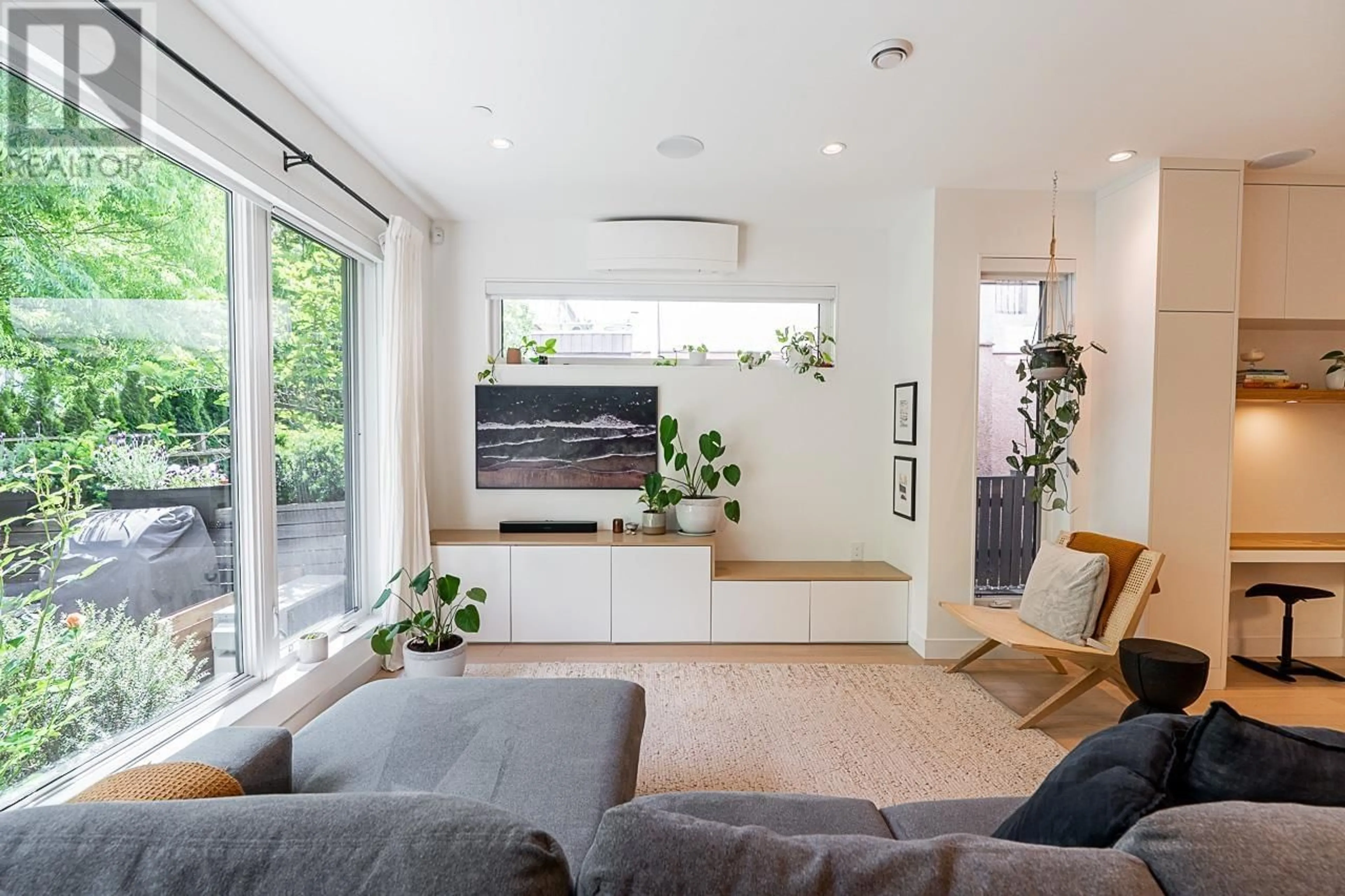 Living room with furniture, unknown for 531 17TH AVENUE, Vancouver British Columbia V5V1B4