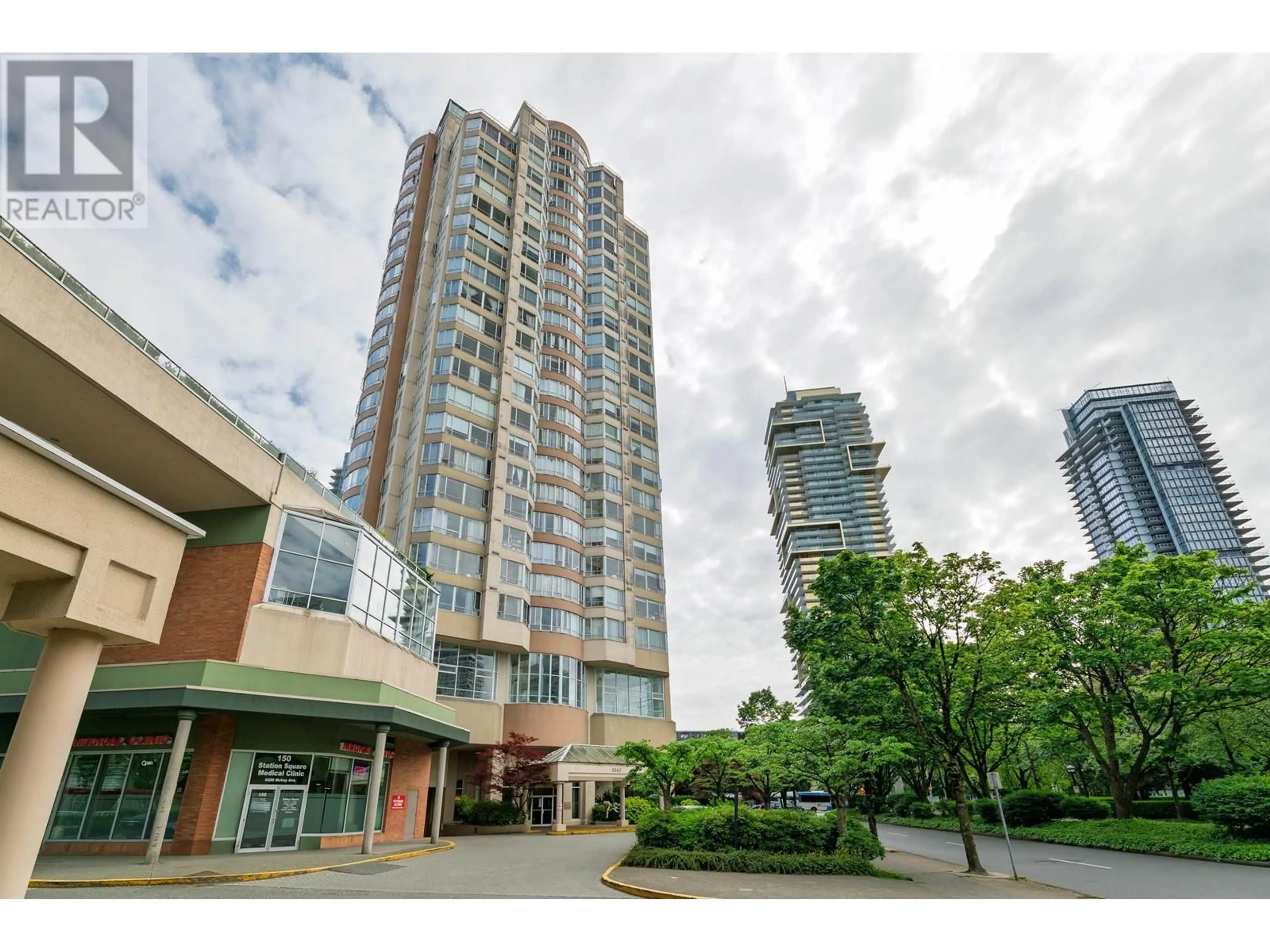 Indoor foyer for 402 - 6240 MCKAY AVENUE, Burnaby British Columbia V5H4L8