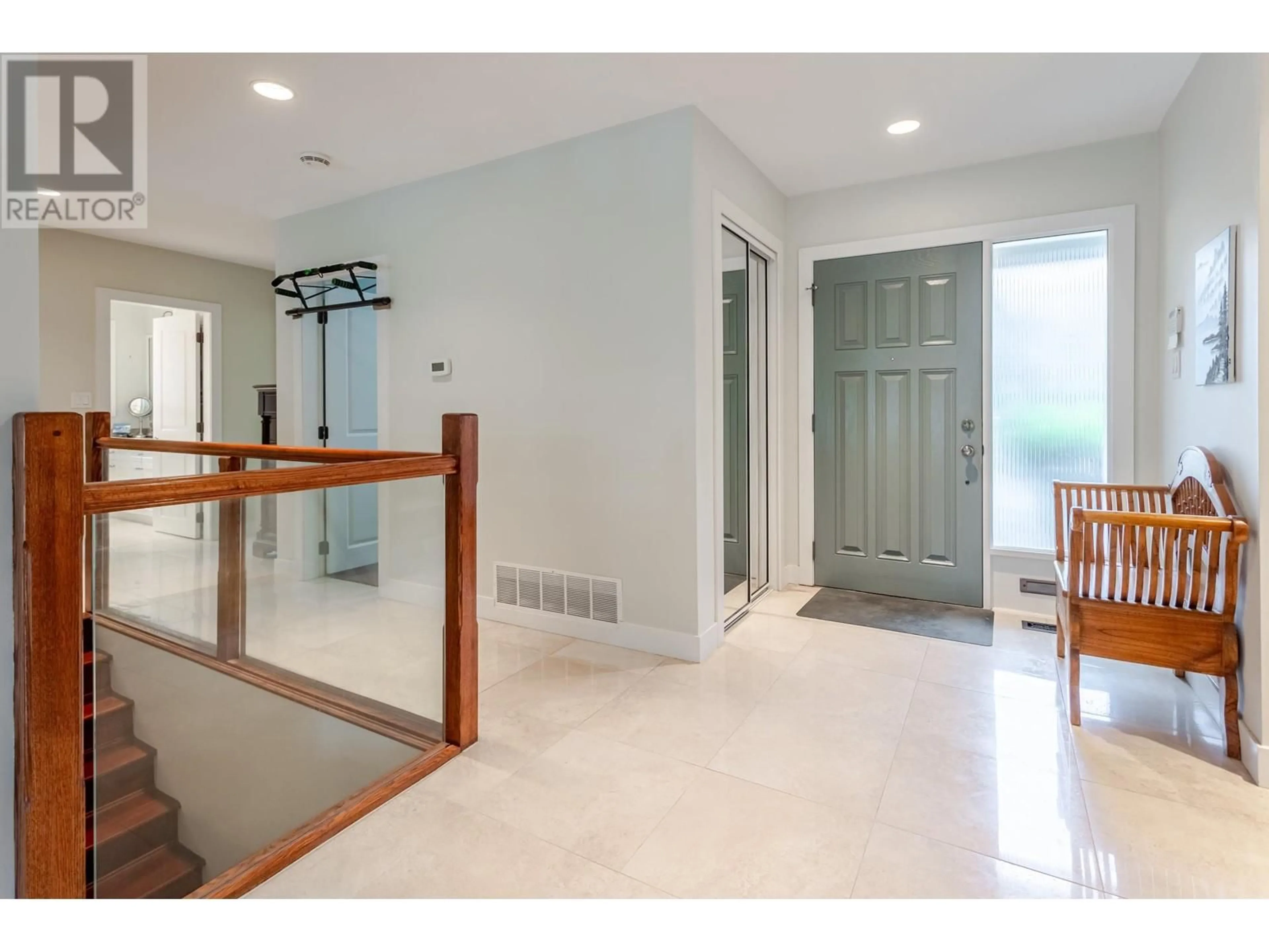 Indoor entryway for 4628 RUMBLE STREET, Burnaby British Columbia V5J2A7