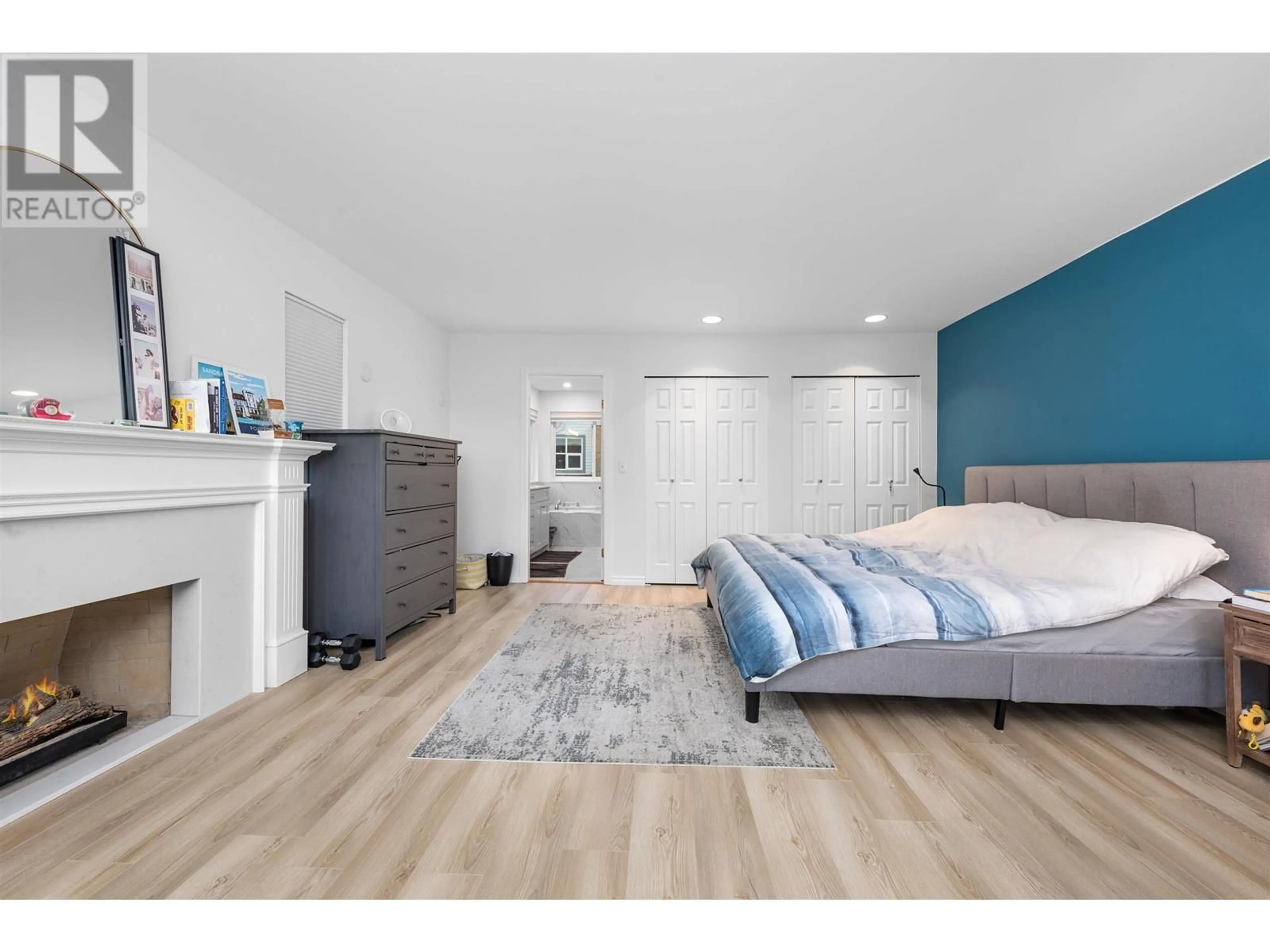 Bedroom with bed, wood/laminate floor for 6755 DUFFERIN AVENUE, West Vancouver British Columbia V7W3B7