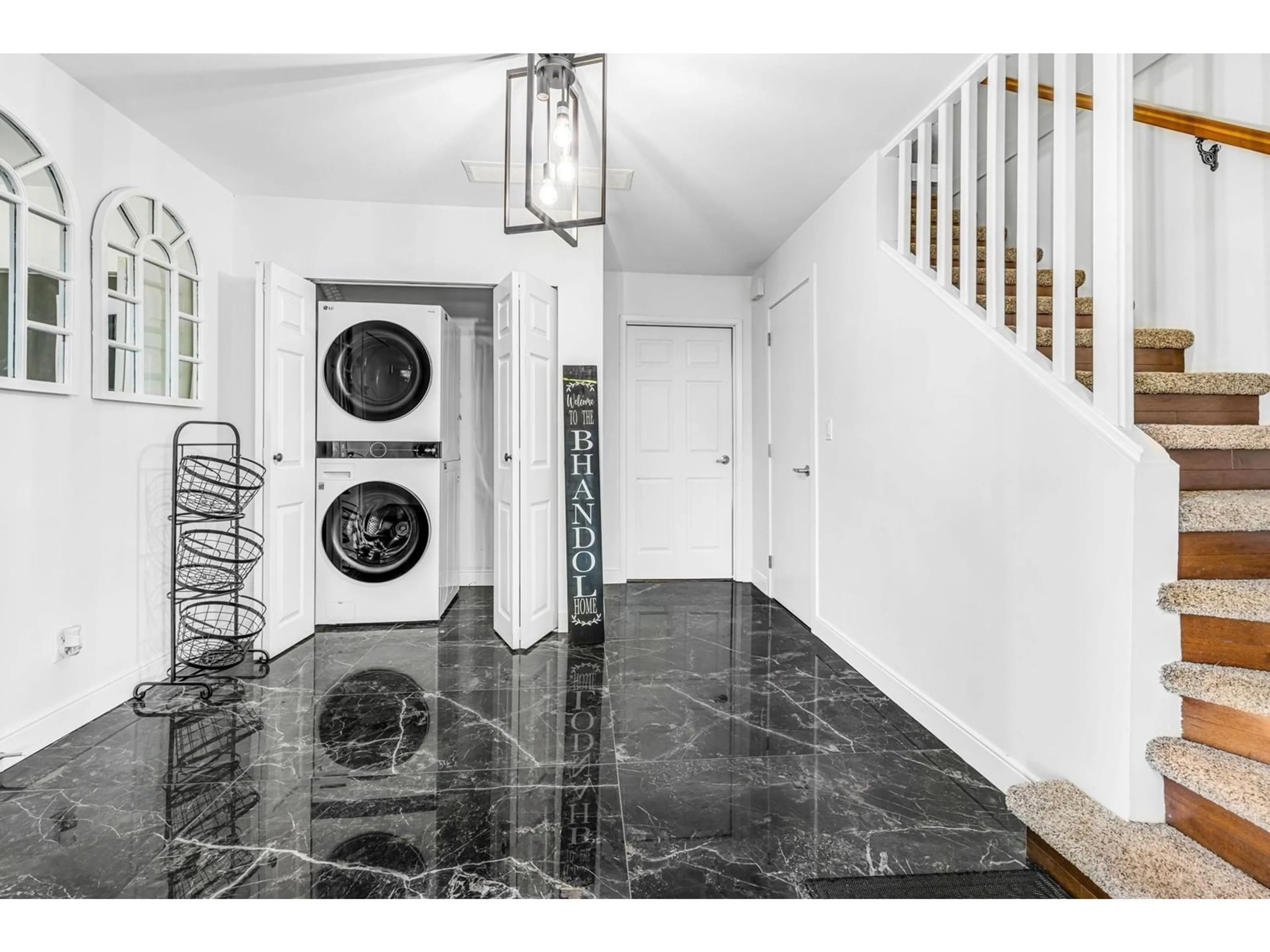 Indoor entryway for 13822 92A, Surrey British Columbia V3V6Y6