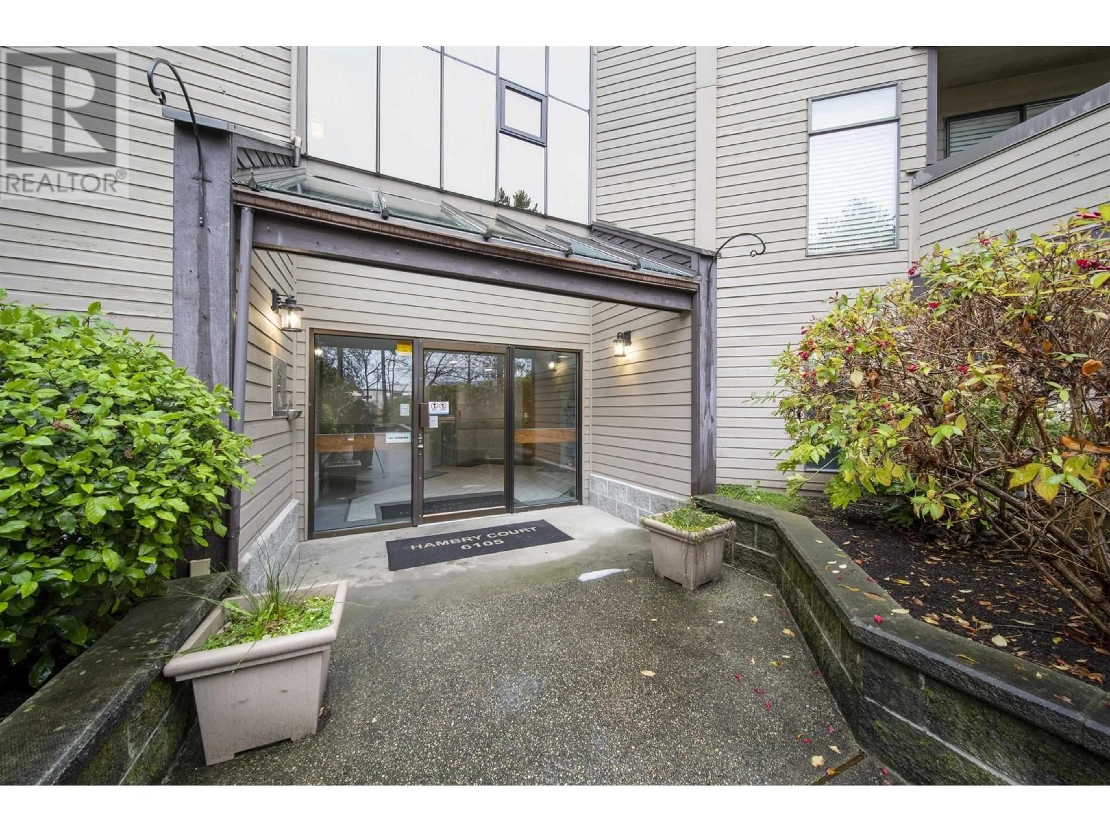 Indoor entryway for 206 - 6105 KINGSWAY, Burnaby British Columbia V5J5C7