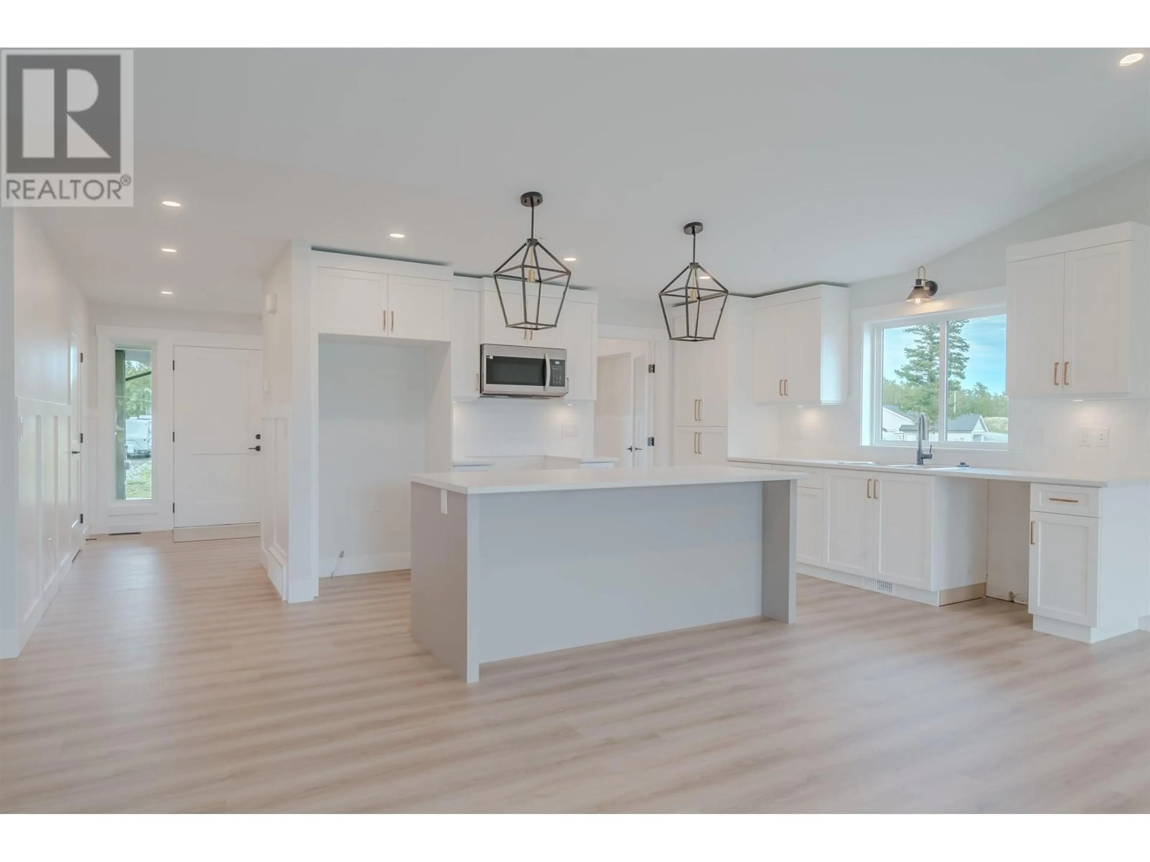 Open concept kitchen, unknown for 333 SANDHILL CRESCENT, 100 Mile House British Columbia V0K2E0