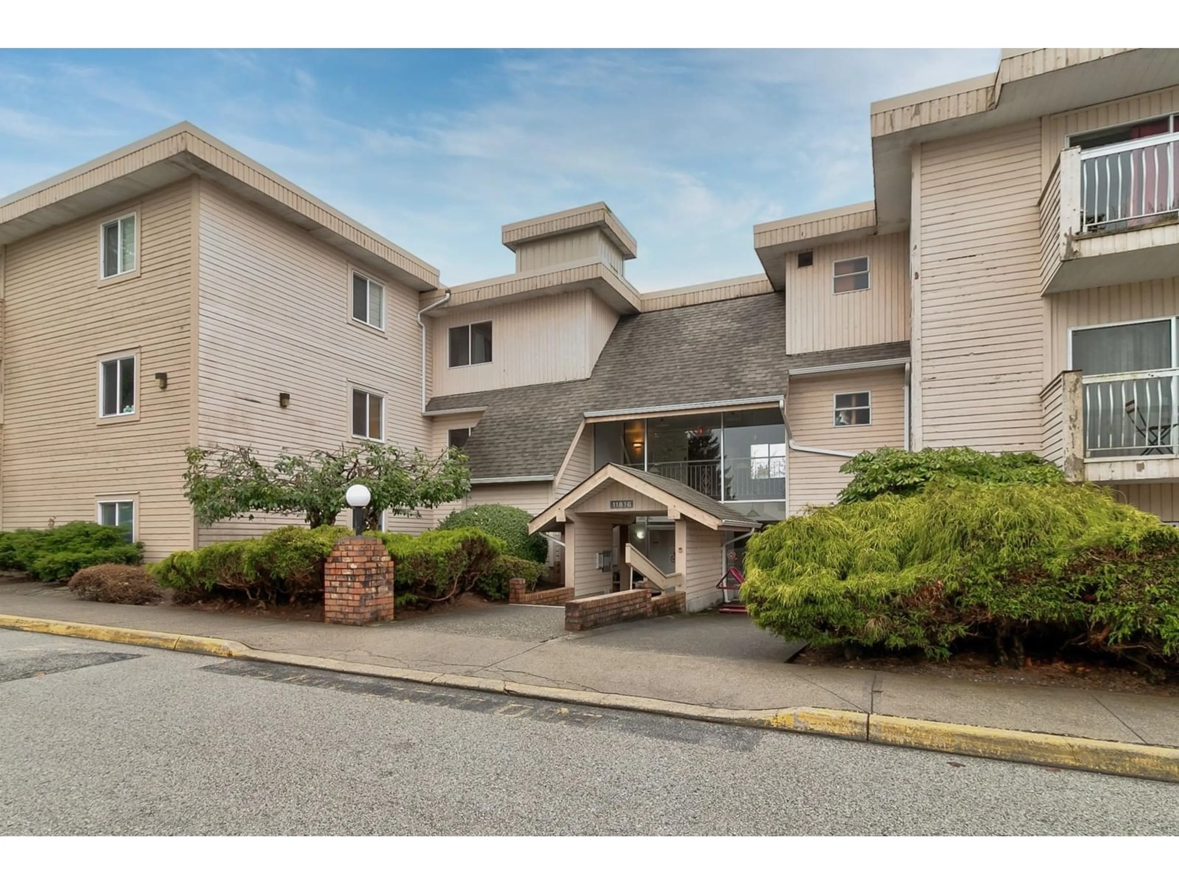 Indoor foyer for 123 - 11806 88, Delta British Columbia V4C3C5