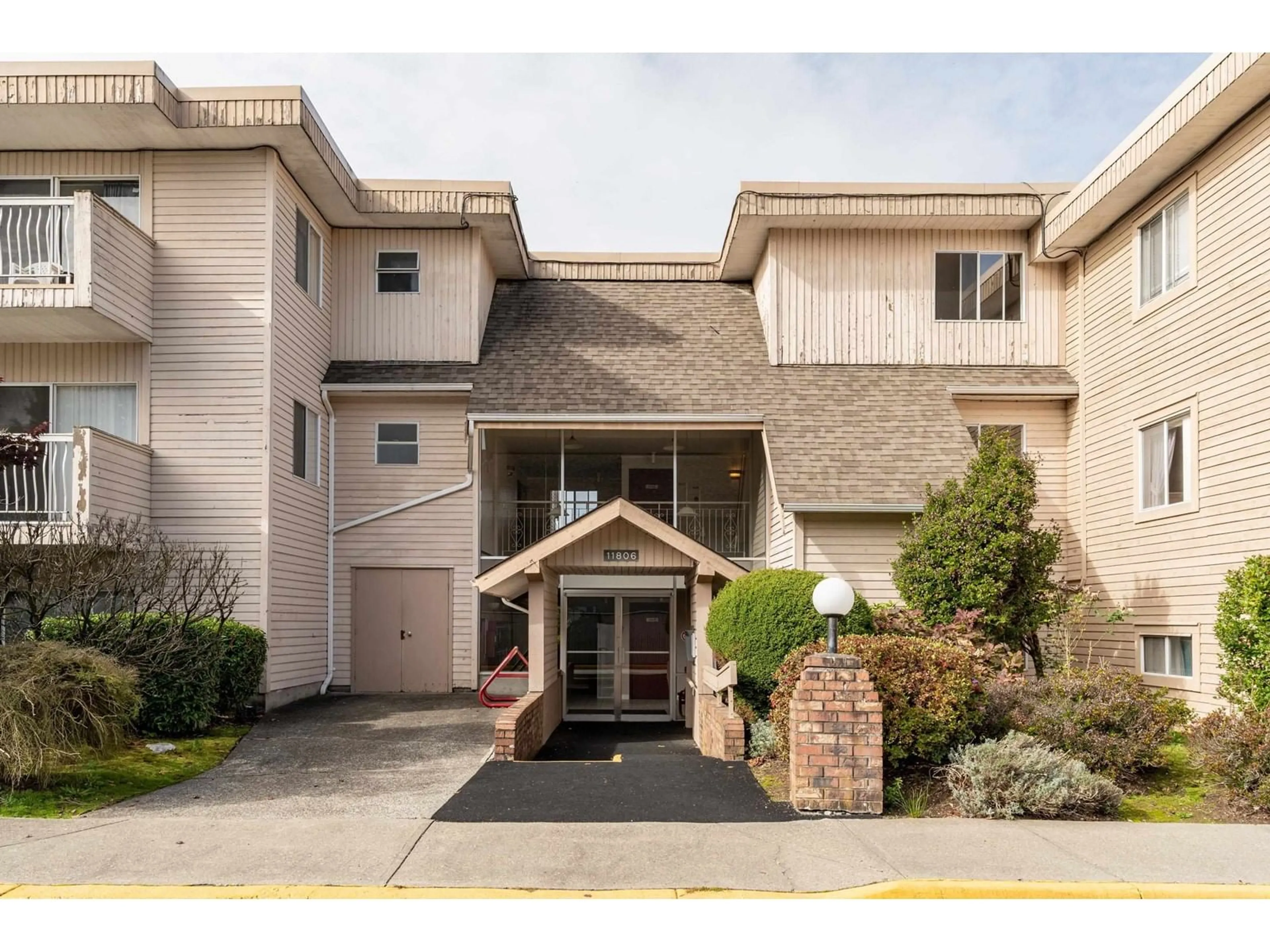 Indoor foyer for 123 - 11806 88, Delta British Columbia V4C3C5