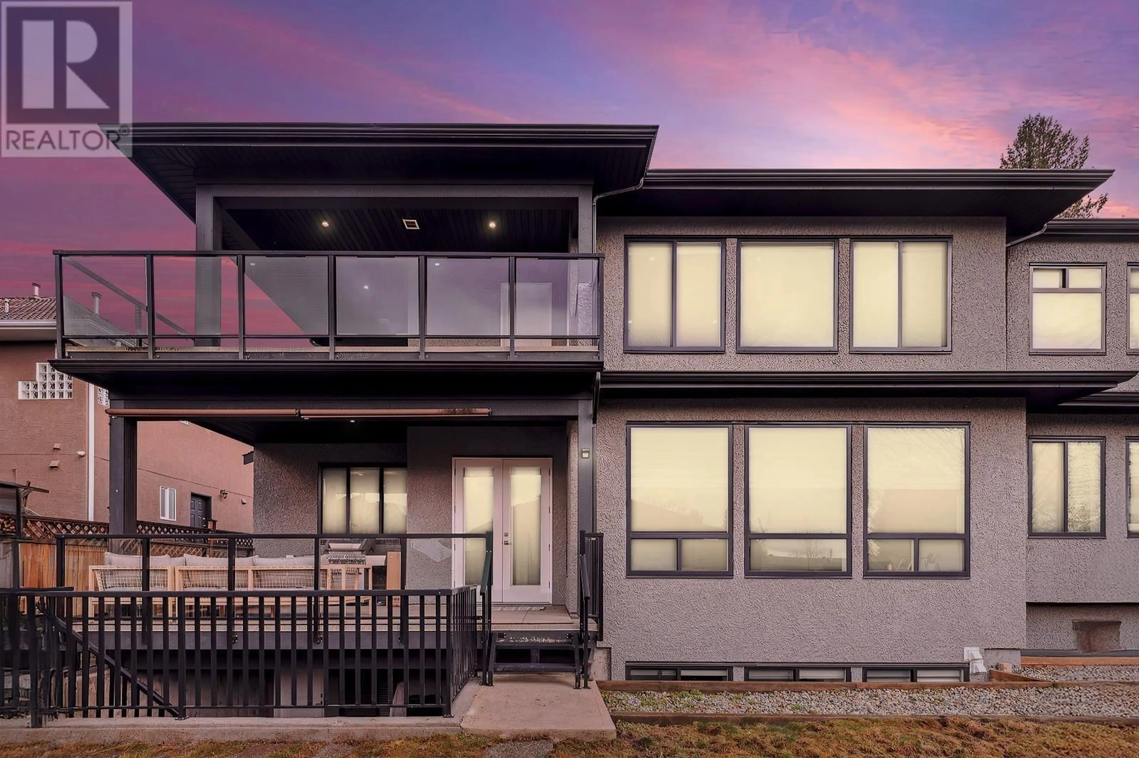 Home with vinyl exterior material, street for 338 MUNDY STREET, Coquitlam British Columbia V3K5M4
