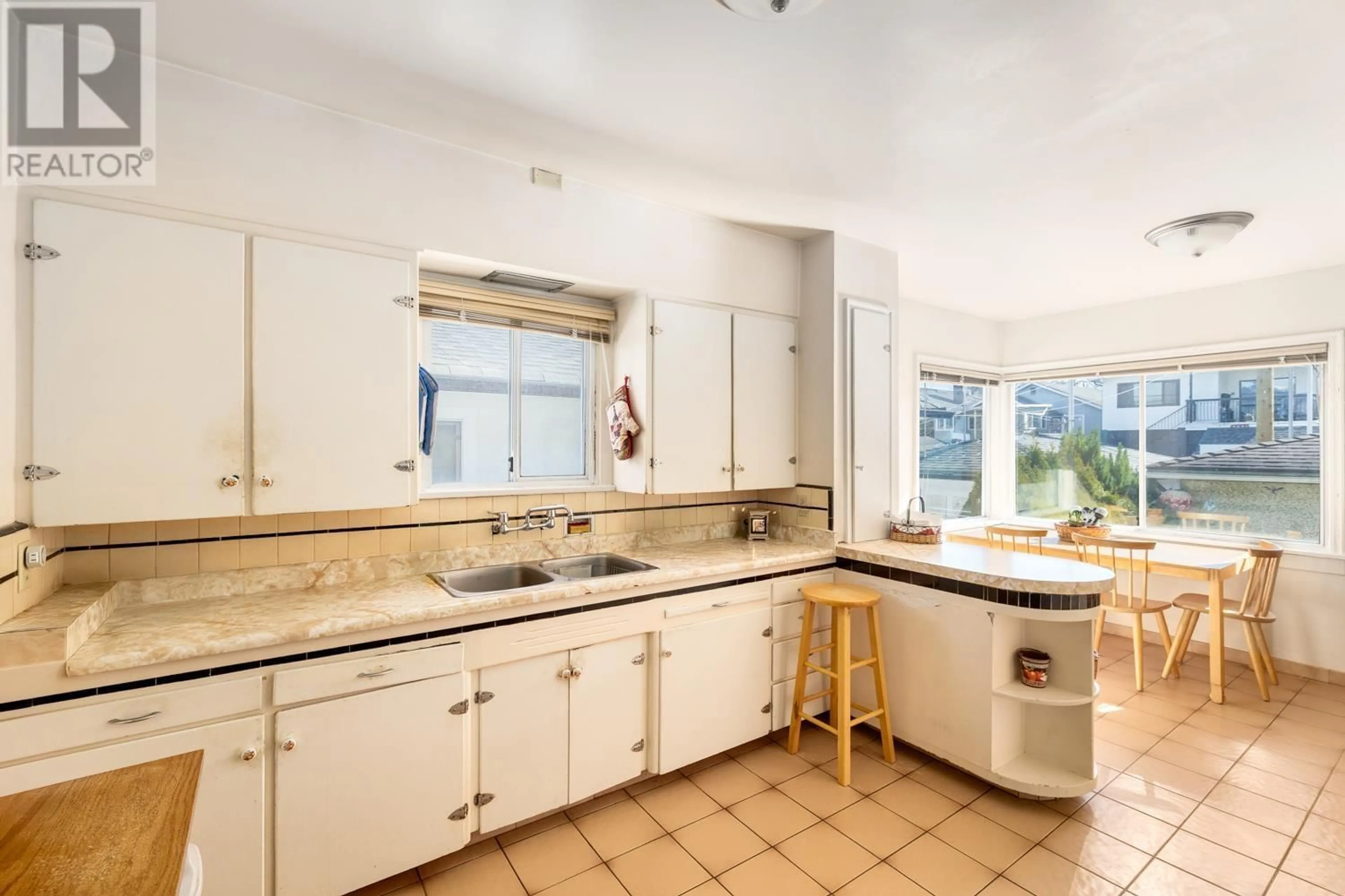 Standard kitchen, ceramic/tile floor for 2550 PARKER STREET, Vancouver British Columbia V5K2T3