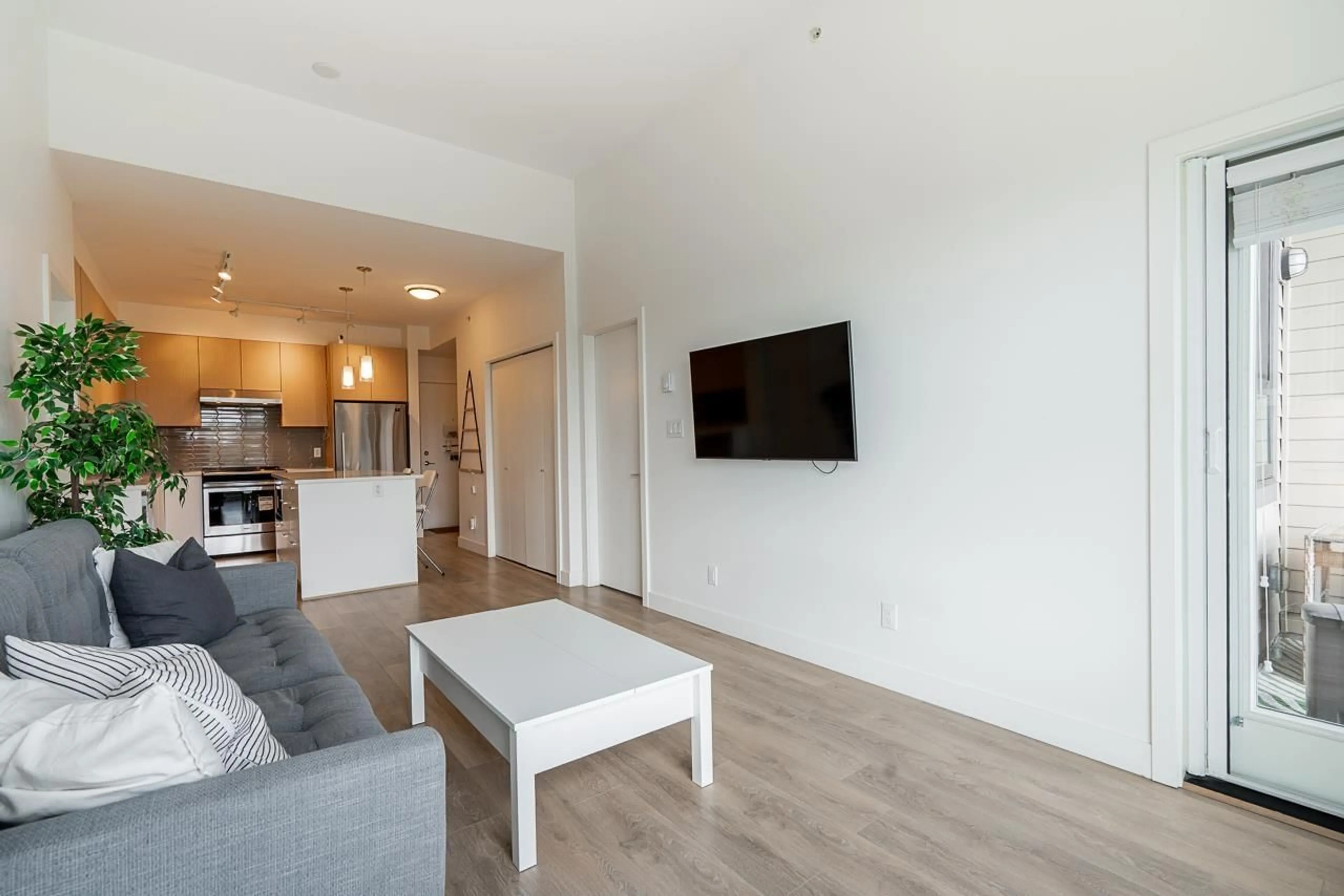 Living room with furniture, wood/laminate floor for 513 - 7809 209, Langley British Columbia V2Y3N6