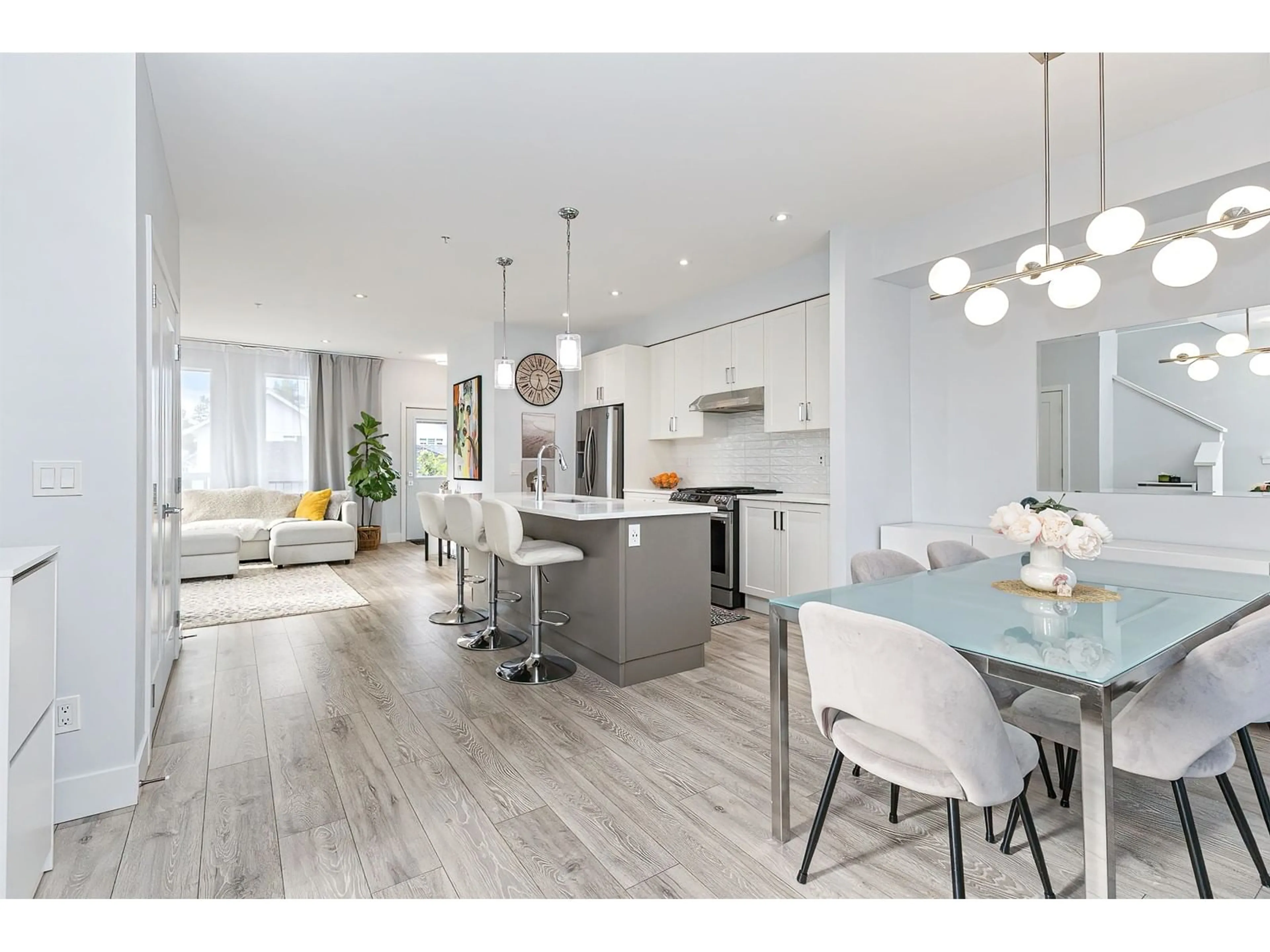 Open concept kitchen, wood/laminate floor for 20425 78, Langley British Columbia V2Y1X4