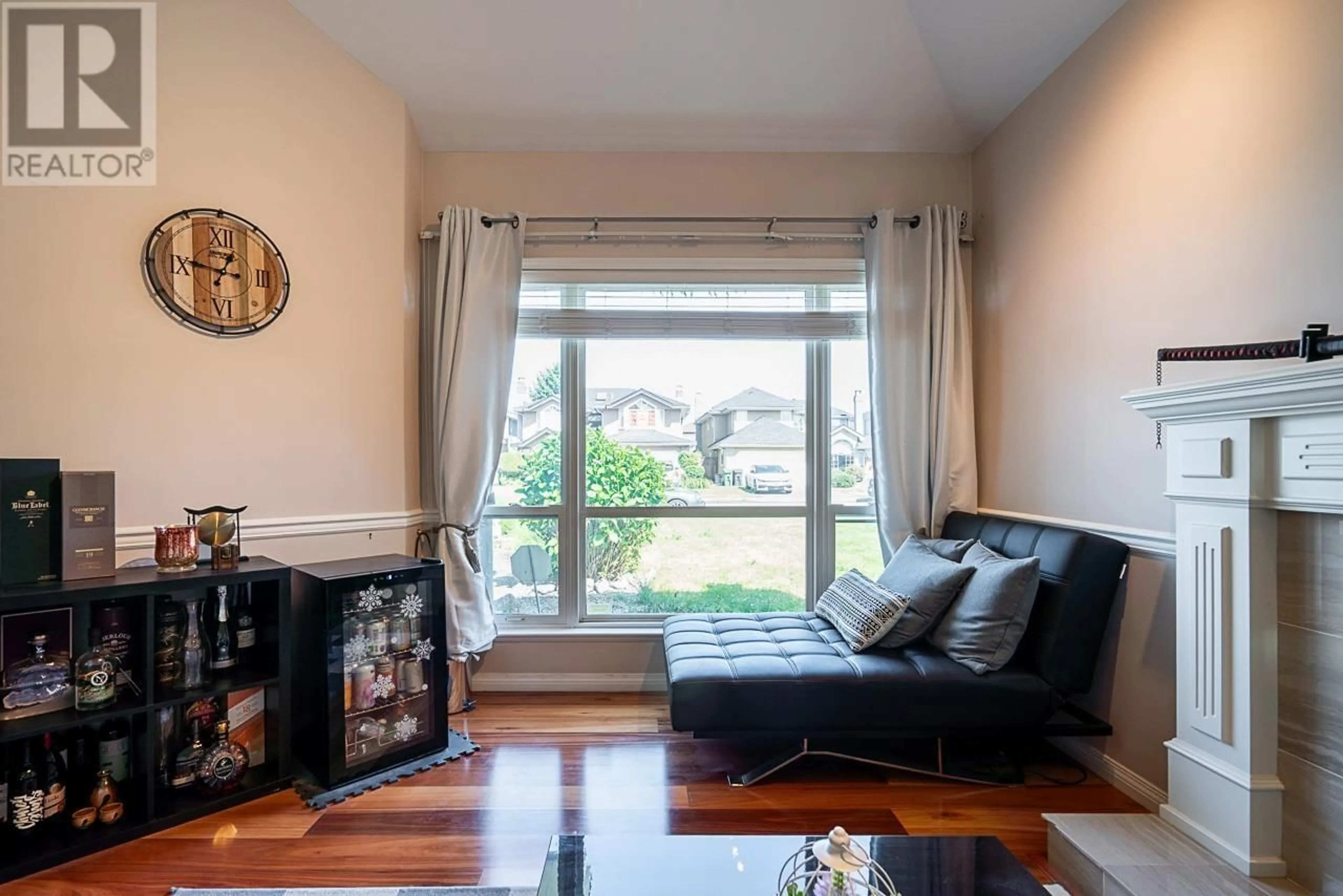 Living room with furniture, wood/laminate floor for 3628 MCKAY DRIVE, Richmond British Columbia V6X3R7