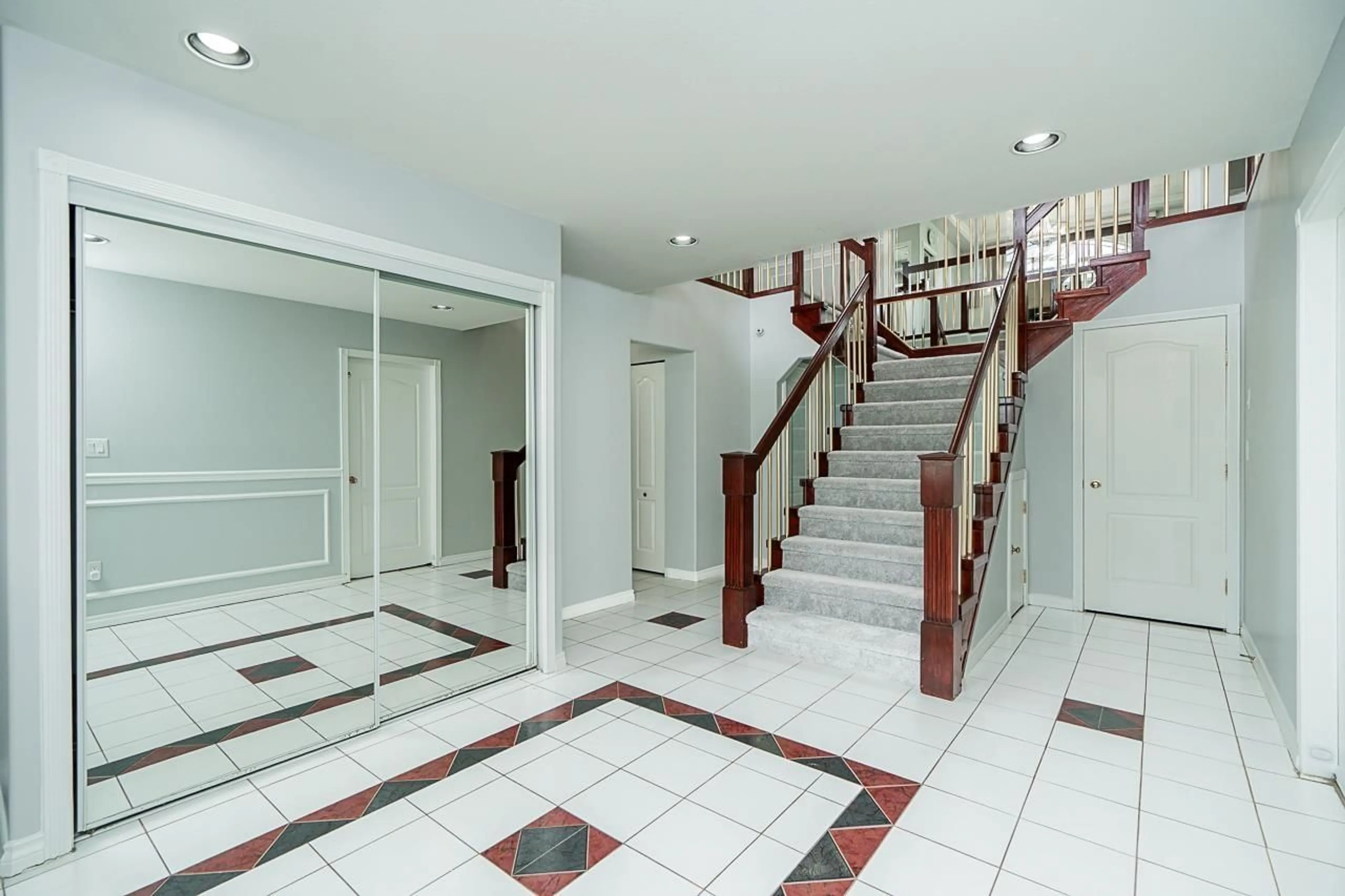 Indoor foyer for 6928 127A, Surrey British Columbia V3W1H7