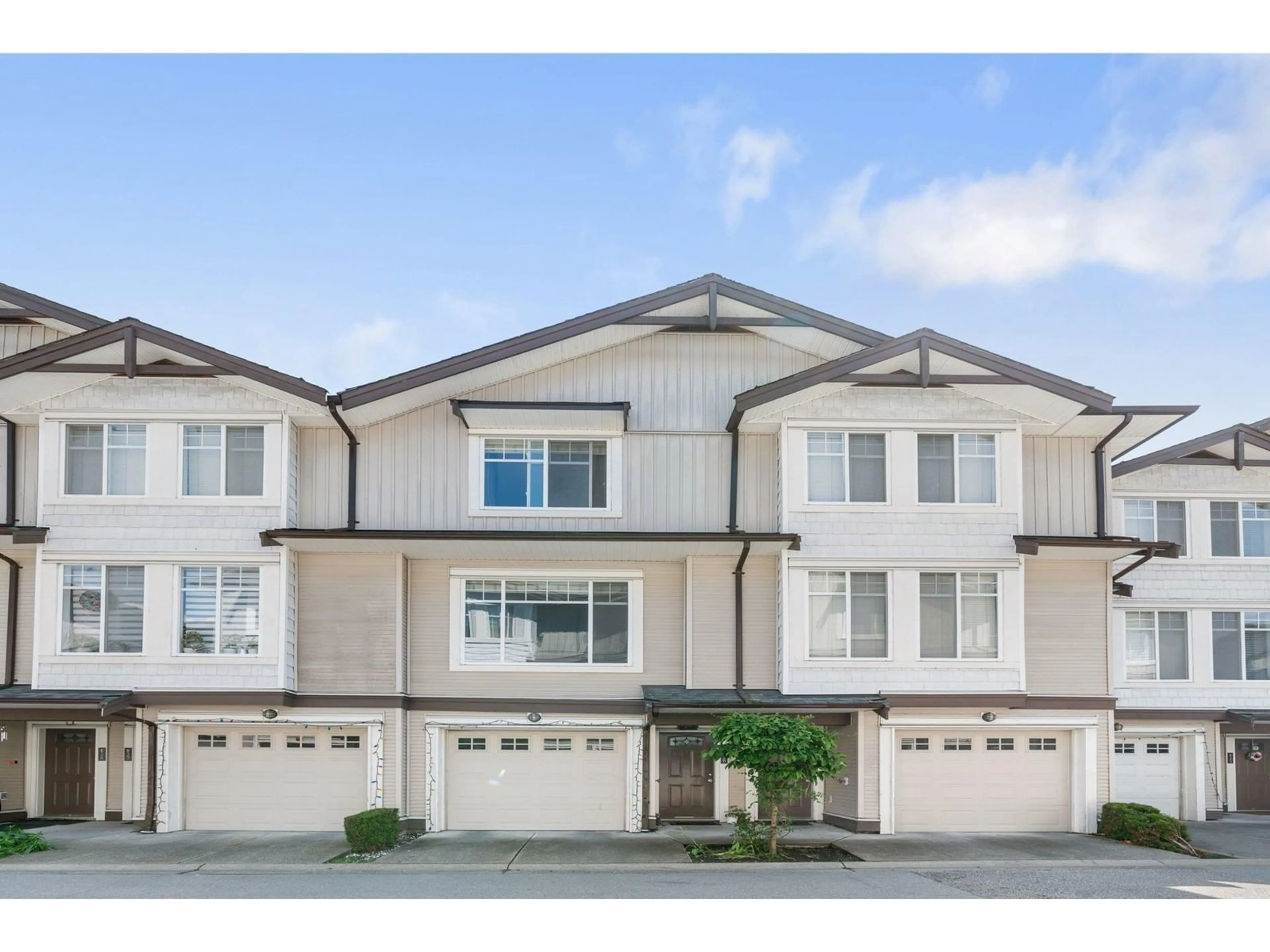 Home with vinyl exterior material, street for 26 - 7156 144, Surrey British Columbia V3W1V5