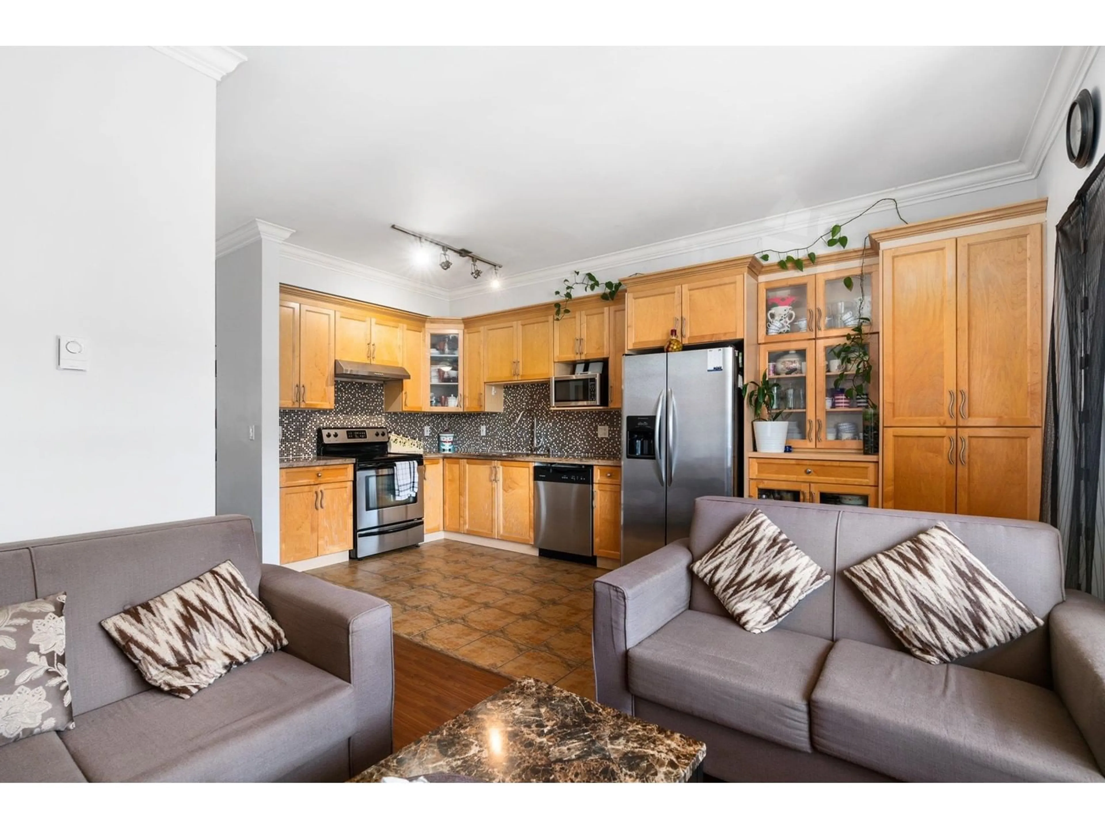 Open concept kitchen, wood/laminate floor for 26 - 7156 144, Surrey British Columbia V3W1V5