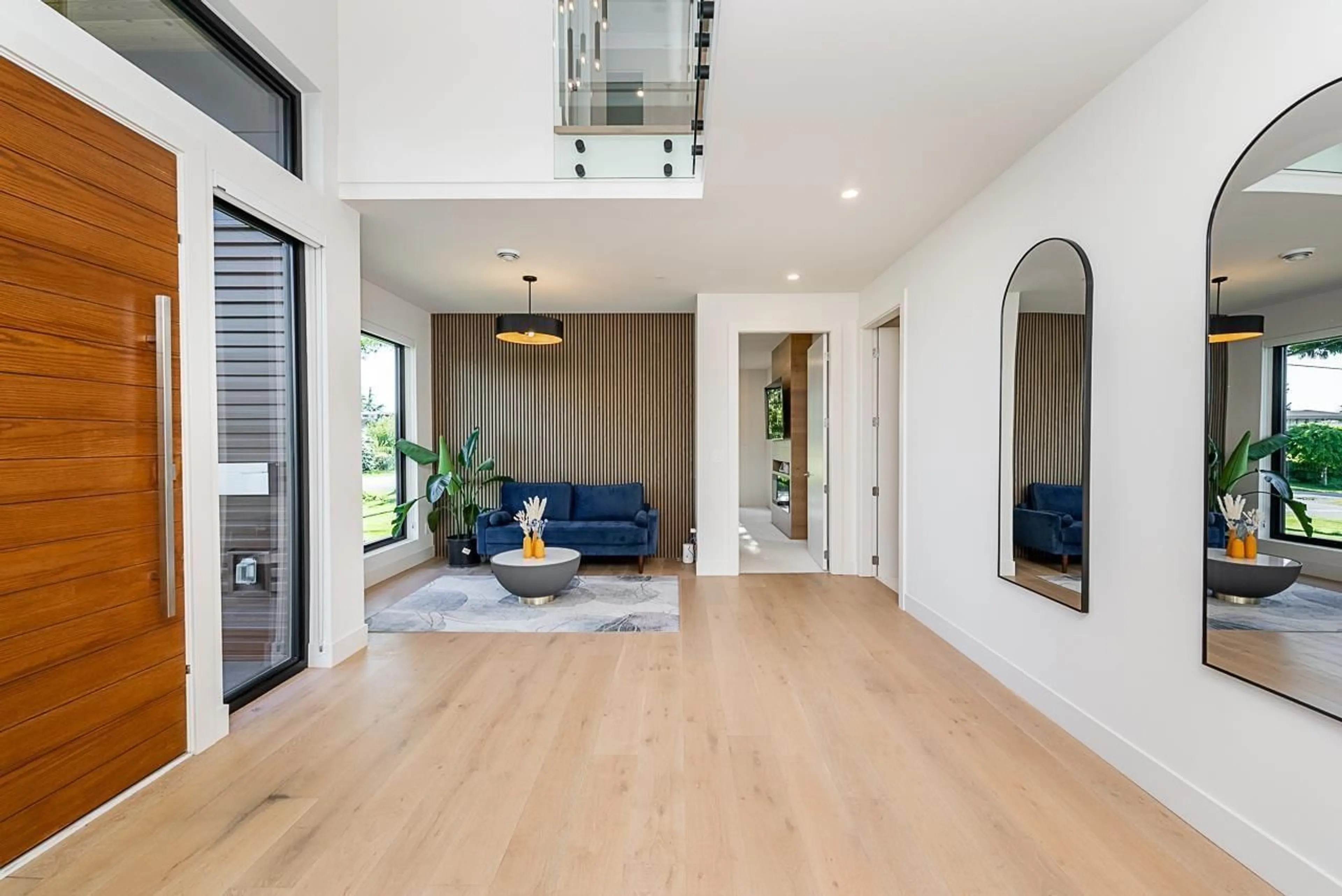 Indoor entryway for 15911 CLIFF, White Rock British Columbia V4B1W8