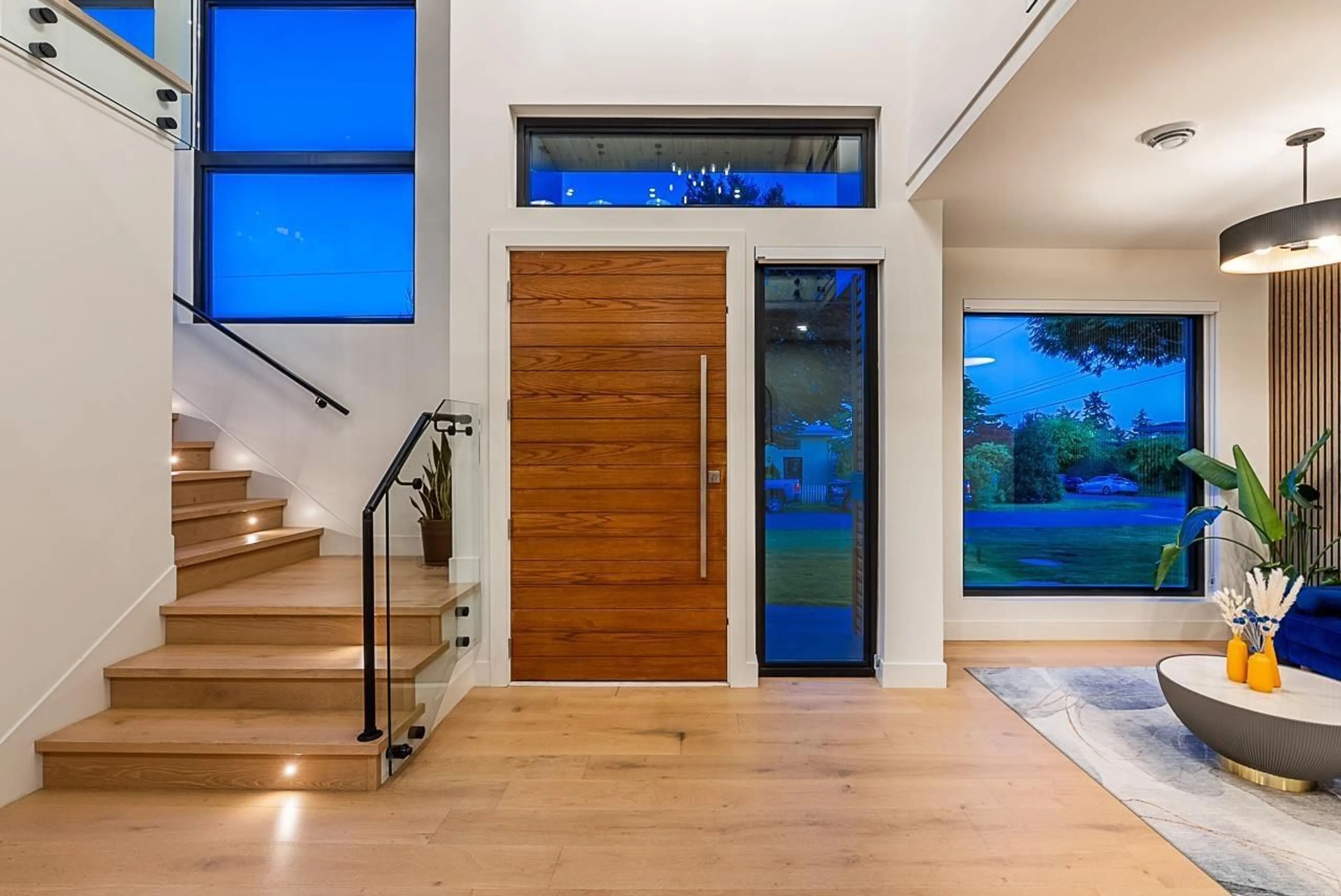 Indoor entryway for 15911 CLIFF, White Rock British Columbia V4B1W8