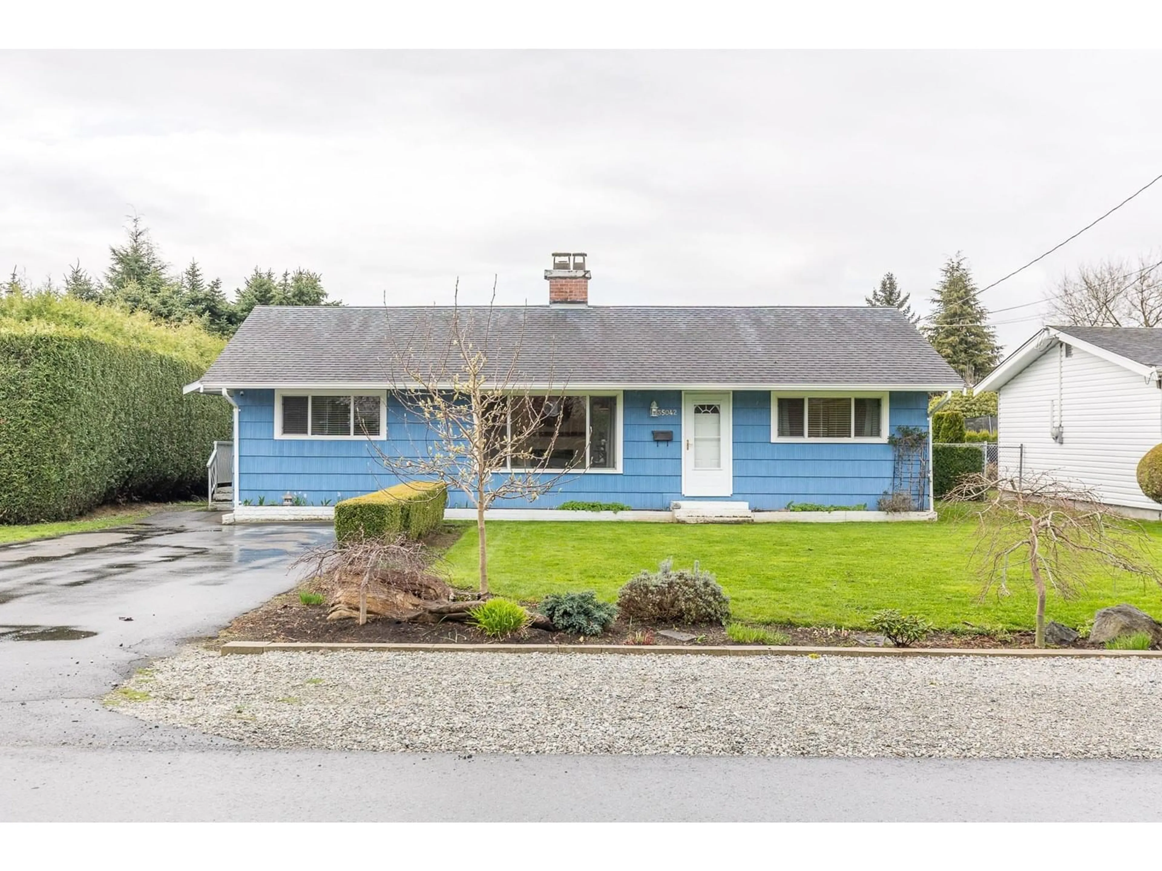 Home with vinyl exterior material, street for 35042 HENRY, Mission British Columbia V2V6S5