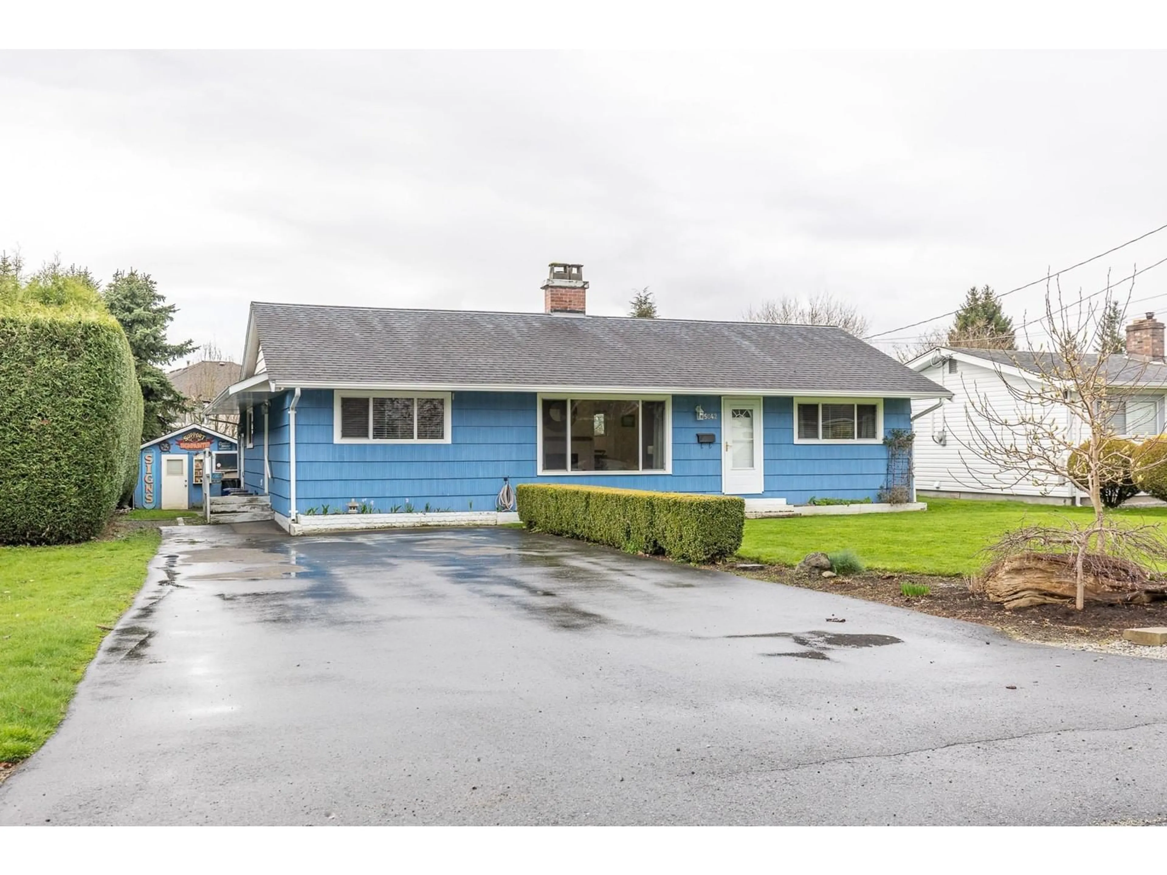 Home with vinyl exterior material, street for 35042 HENRY, Mission British Columbia V2V6S5