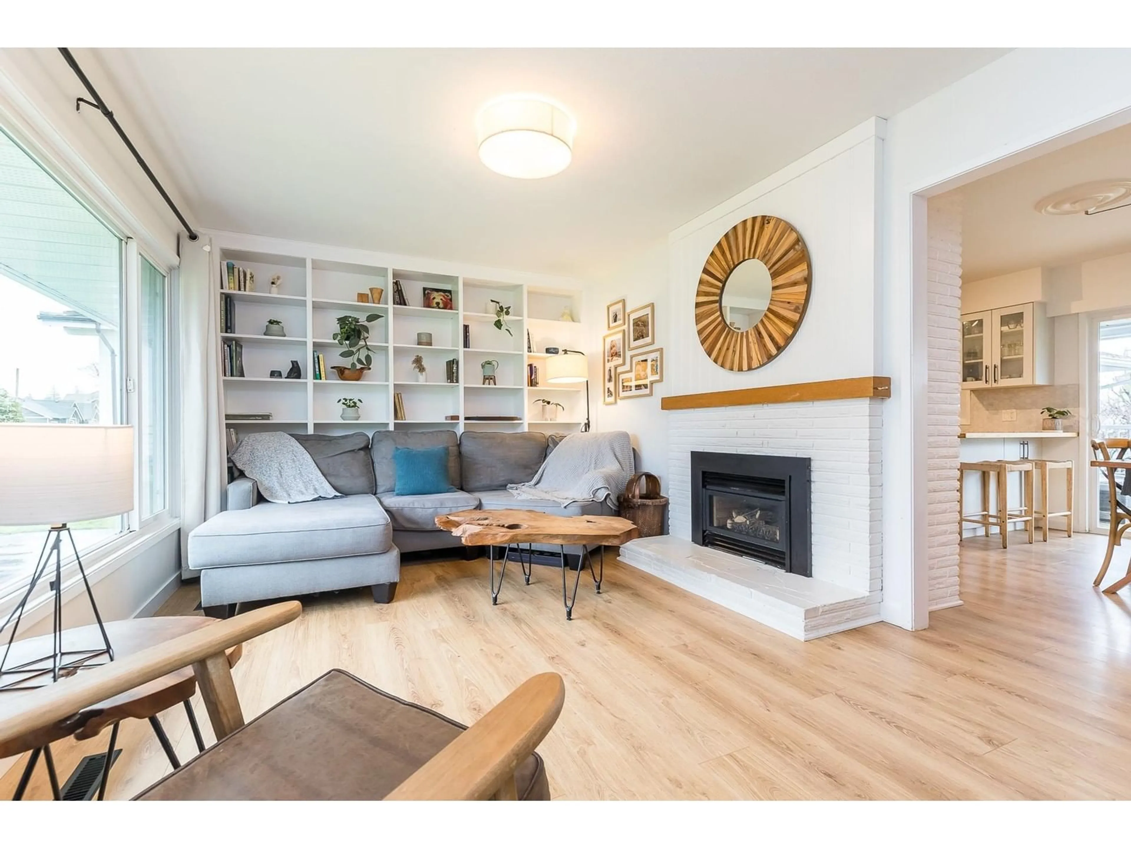 Living room with furniture, wood/laminate floor for 35042 HENRY, Mission British Columbia V2V6S5