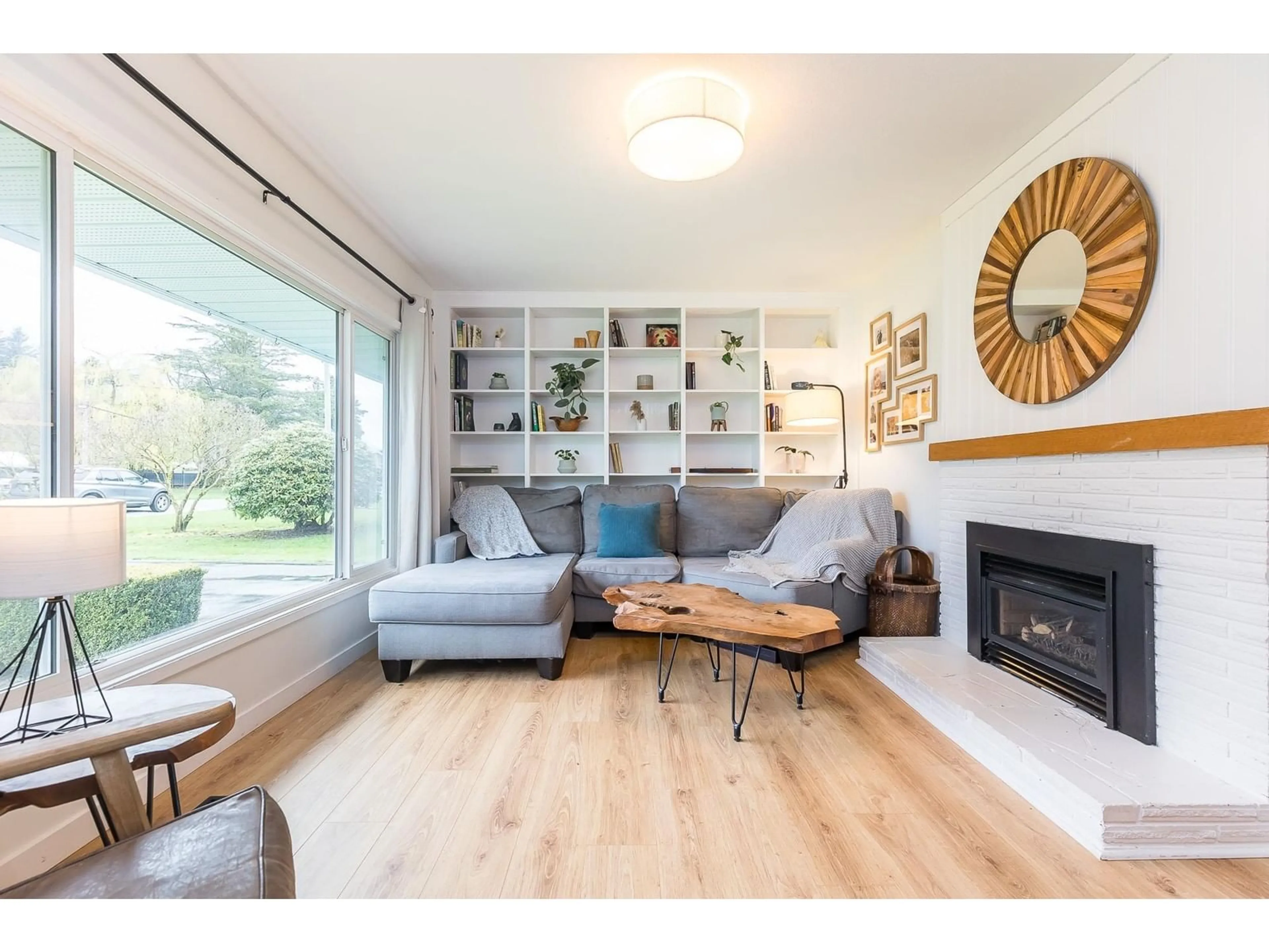 Living room with furniture, wood/laminate floor for 35042 HENRY, Mission British Columbia V2V6S5