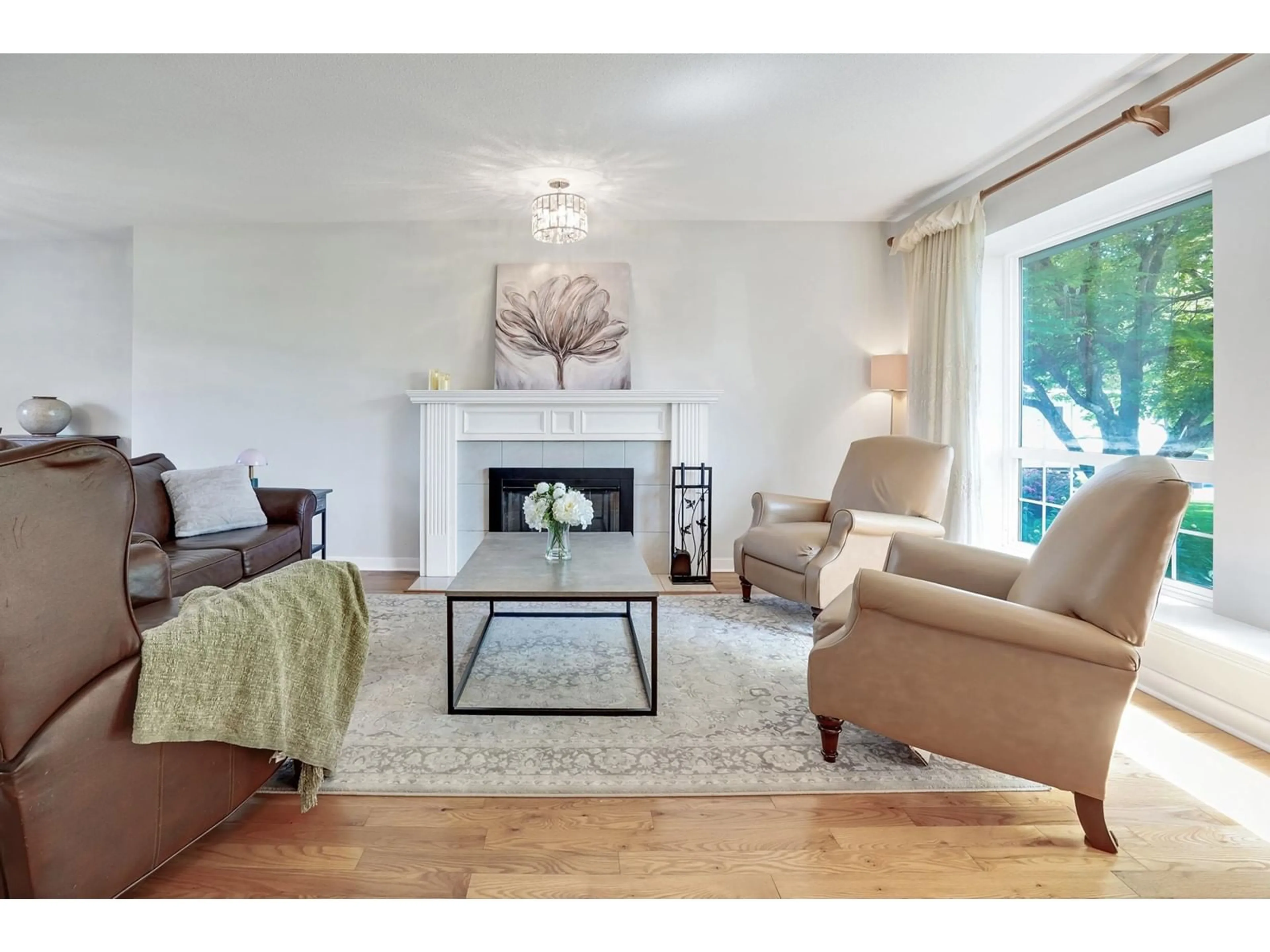 Living room with furniture, wood/laminate floor for 21371 86, Langley British Columbia V1M1Z7