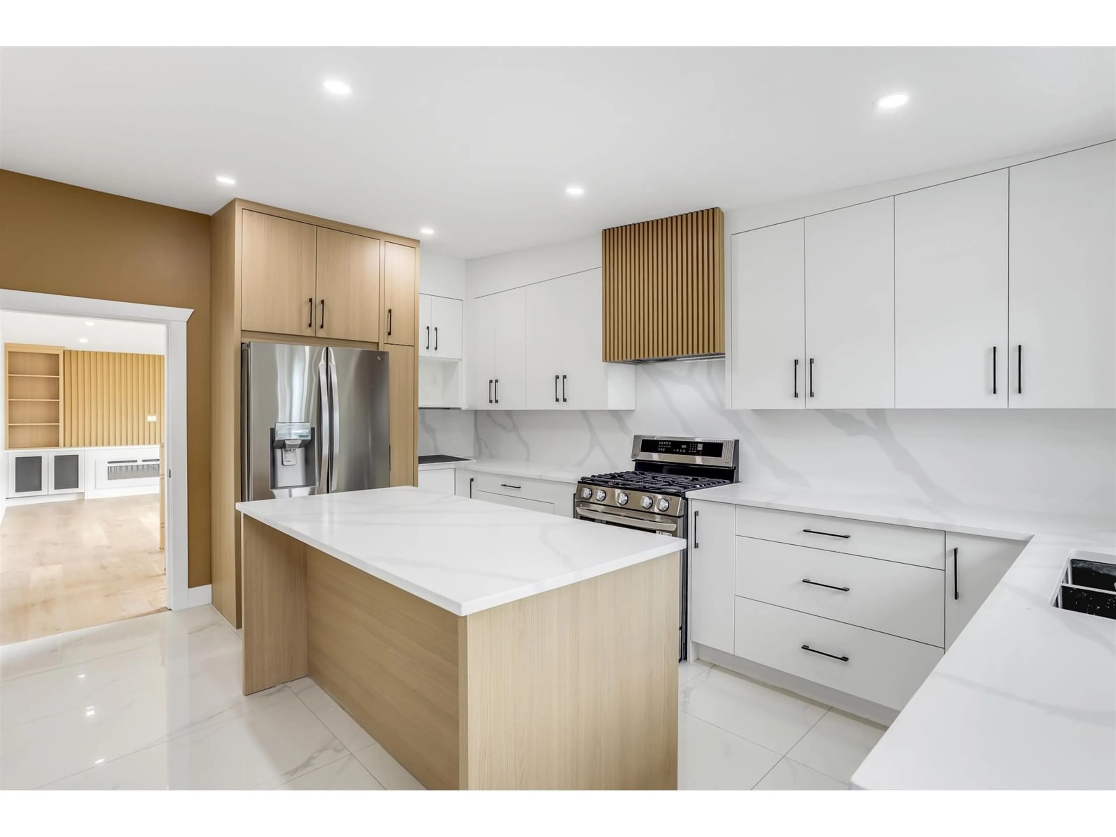 Open concept kitchen, ceramic/tile floor for 9974 123A, Surrey British Columbia V3V4R2