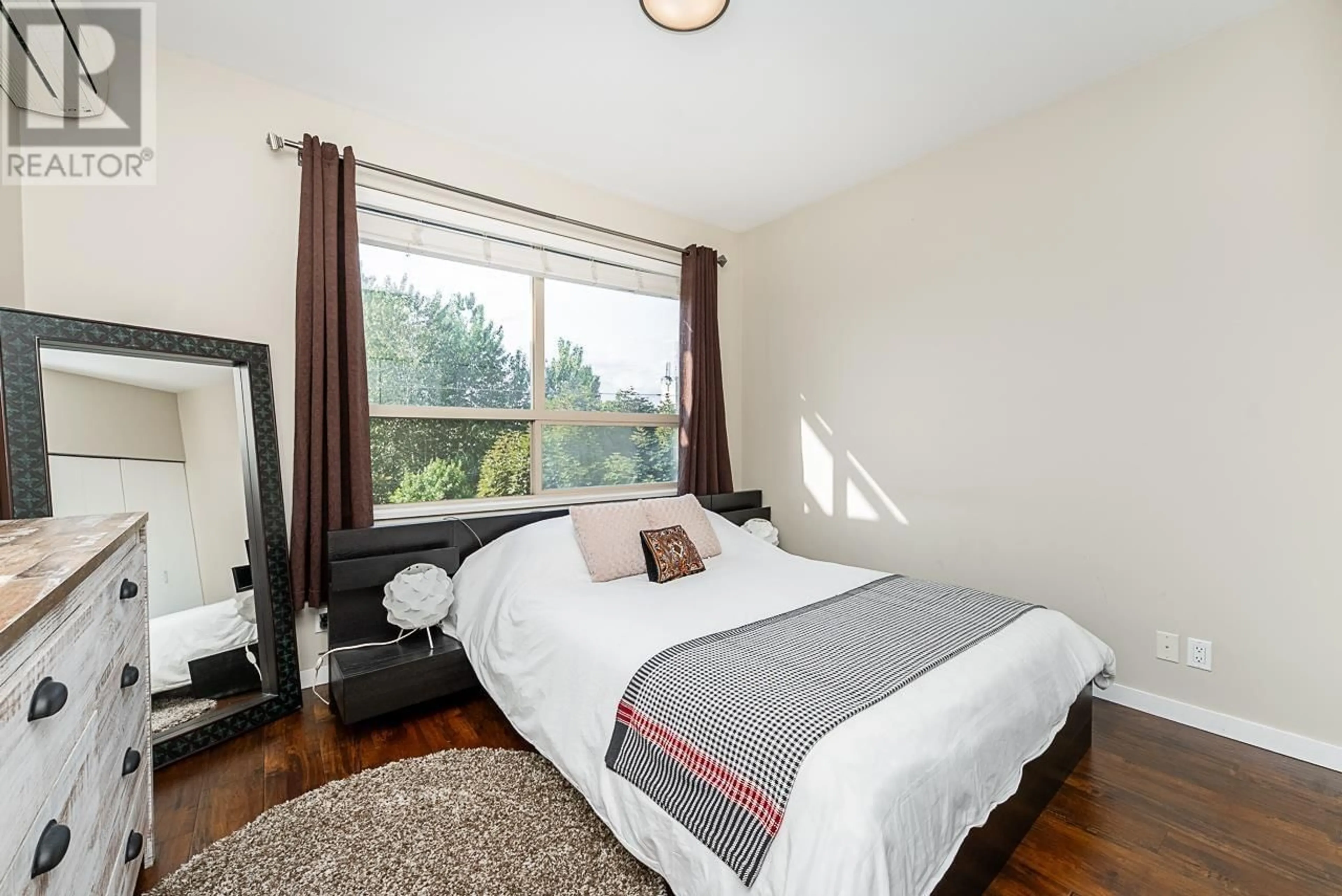Bedroom with bed, wood/laminate floor for 301 - 288 HAMPTON STREET, New Westminster British Columbia V3M5L9