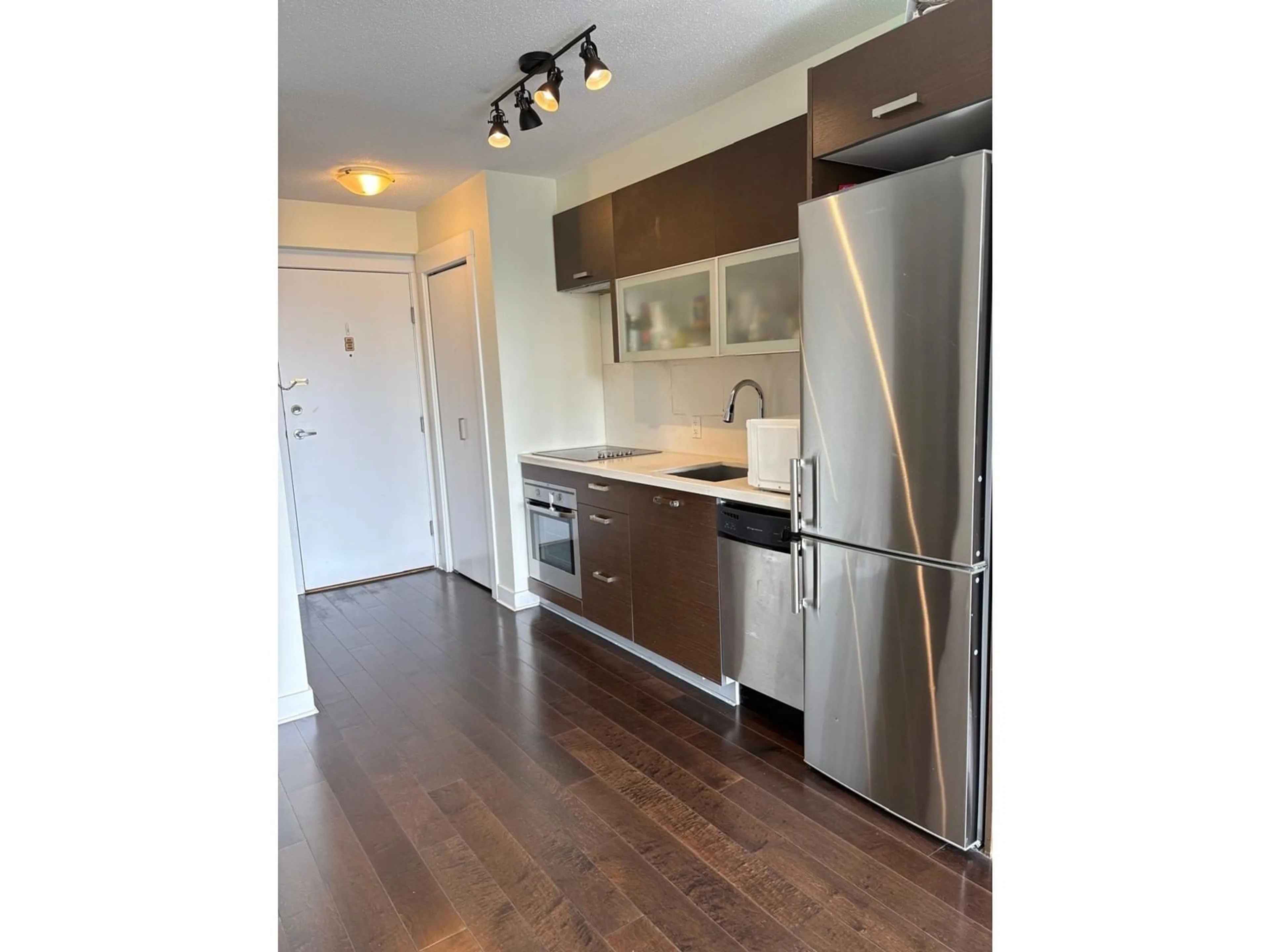 Standard kitchen, wood/laminate floor for 412 - 10777 UNIVERSITY, Surrey British Columbia V3T0E6