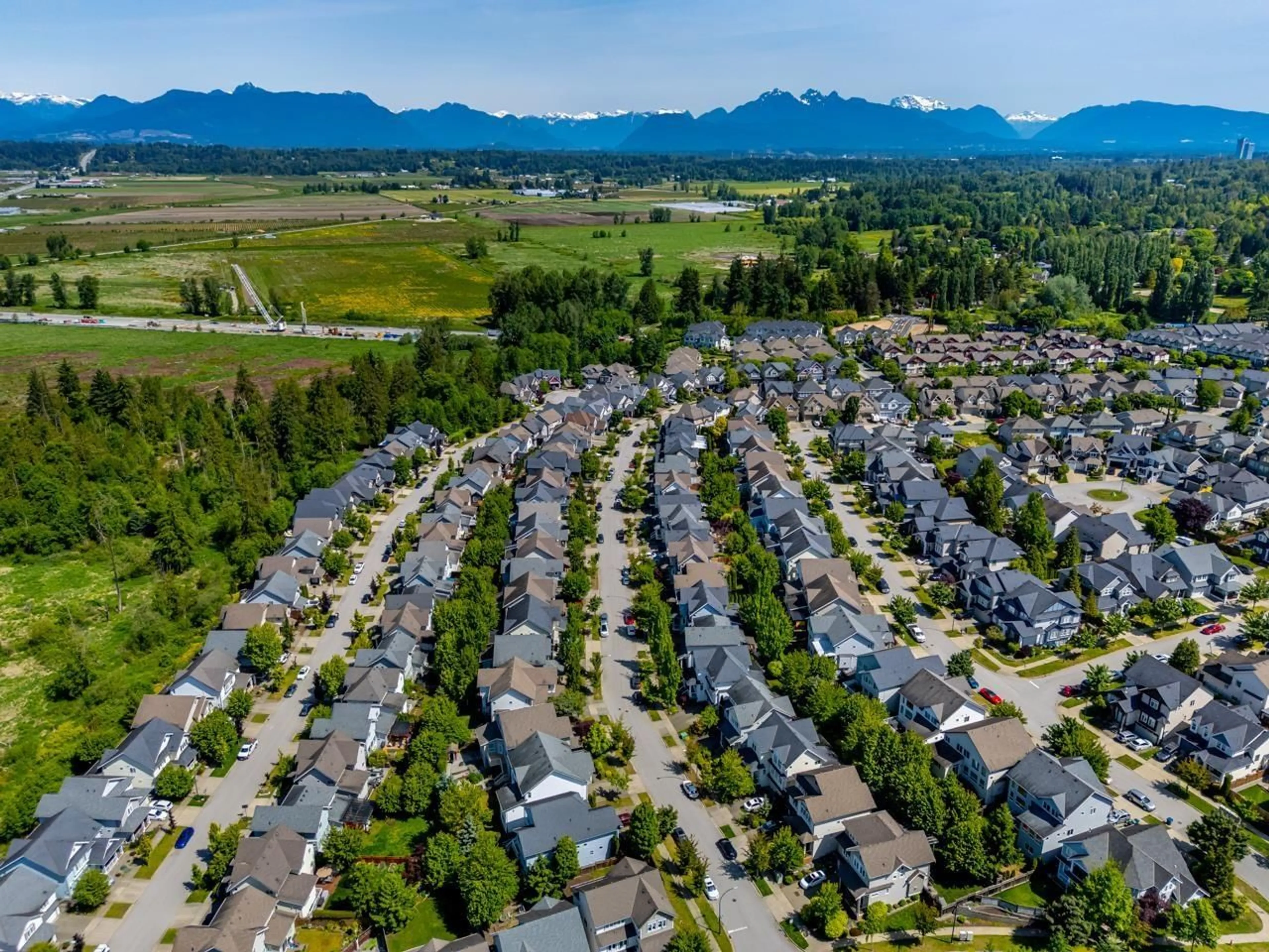 A pic from outside/outdoor area/front of a property/back of a property/a pic from drone, mountain view for 7076 178, Surrey British Columbia V3S8S2