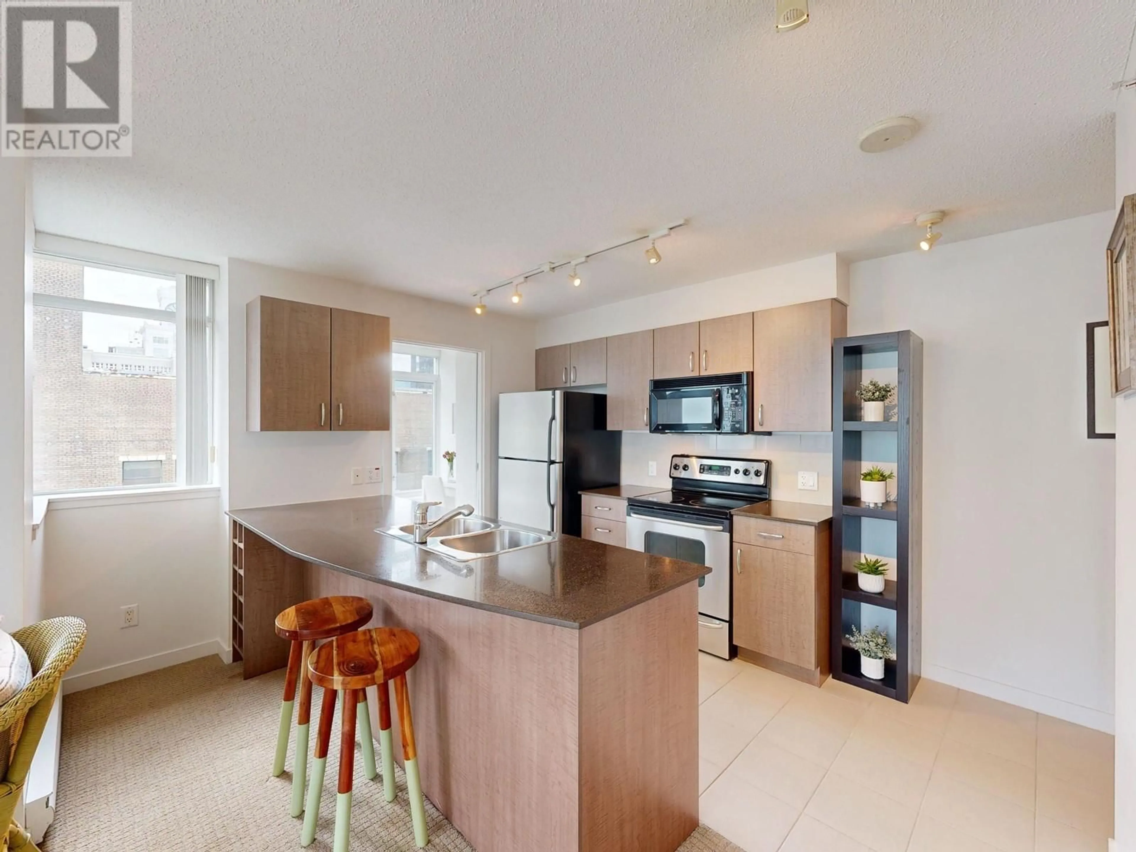 Open concept kitchen, ceramic/tile floor for 1116 - 610 GRANVILLE STREET, Vancouver British Columbia V6C3T3