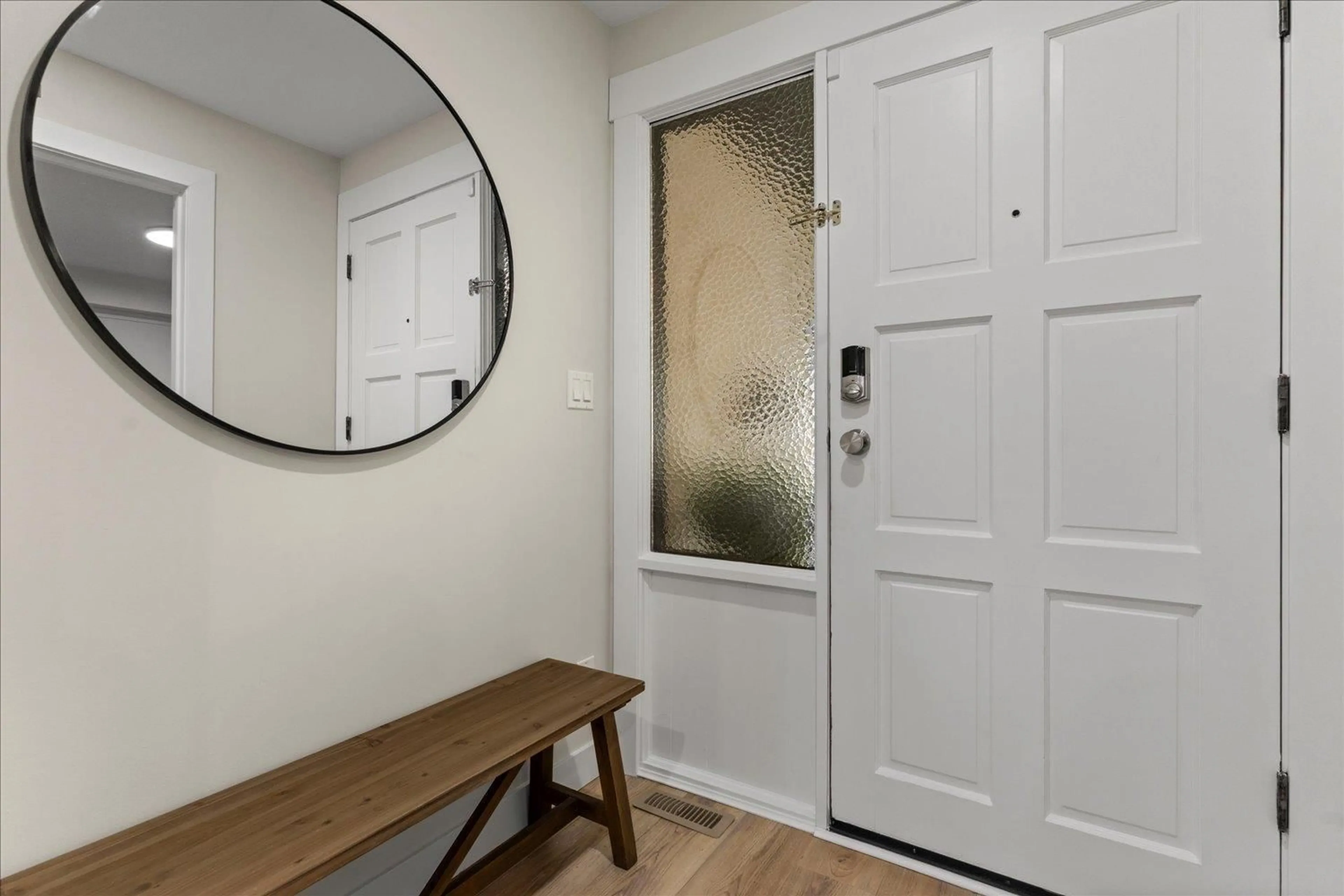 Indoor entryway for 2475 WAYBURNE, Langley British Columbia V2Y1B6