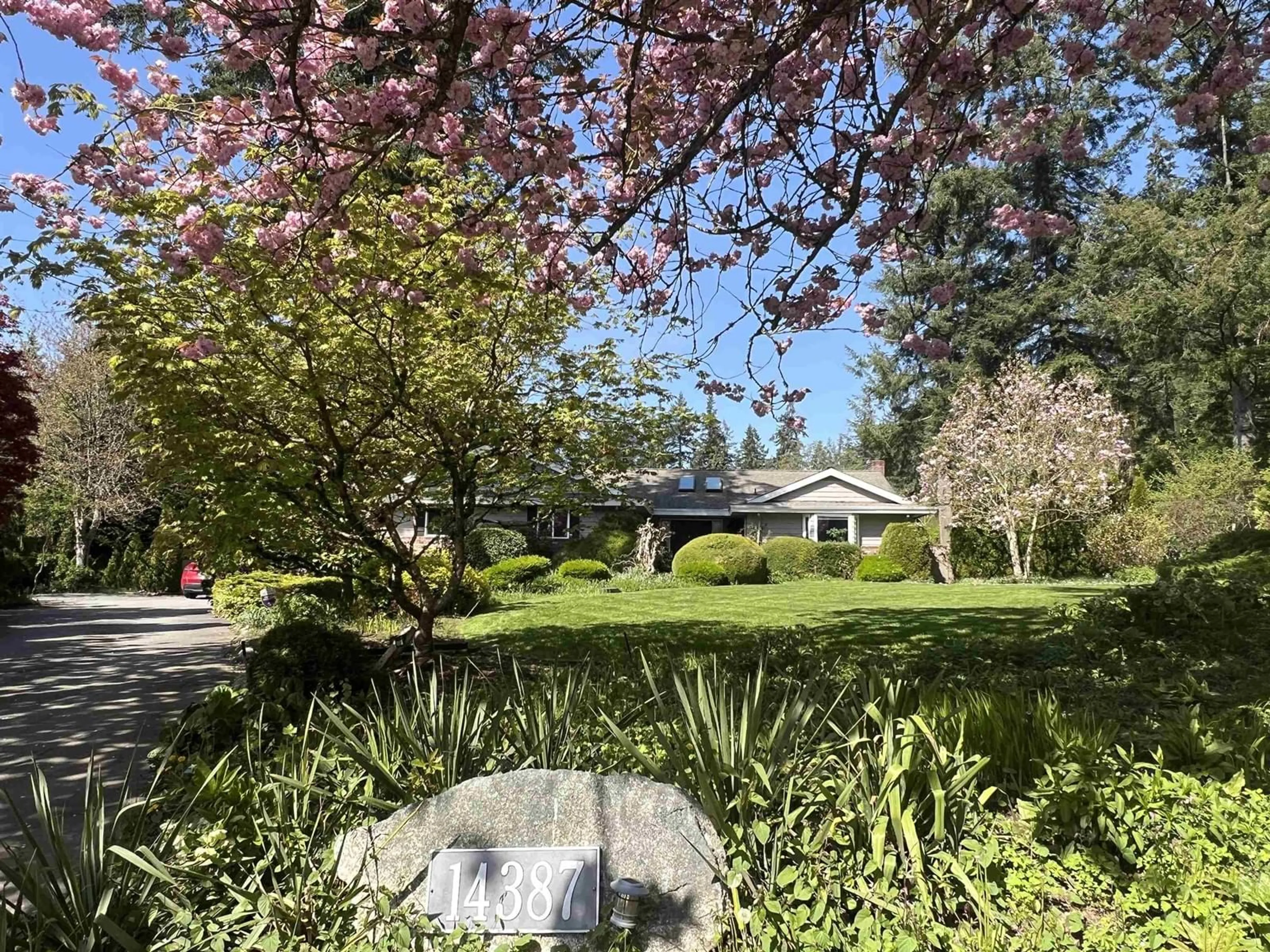 A pic from outside/outdoor area/front of a property/back of a property/a pic from drone, street for 14387 24A, Surrey British Columbia V4P1R8