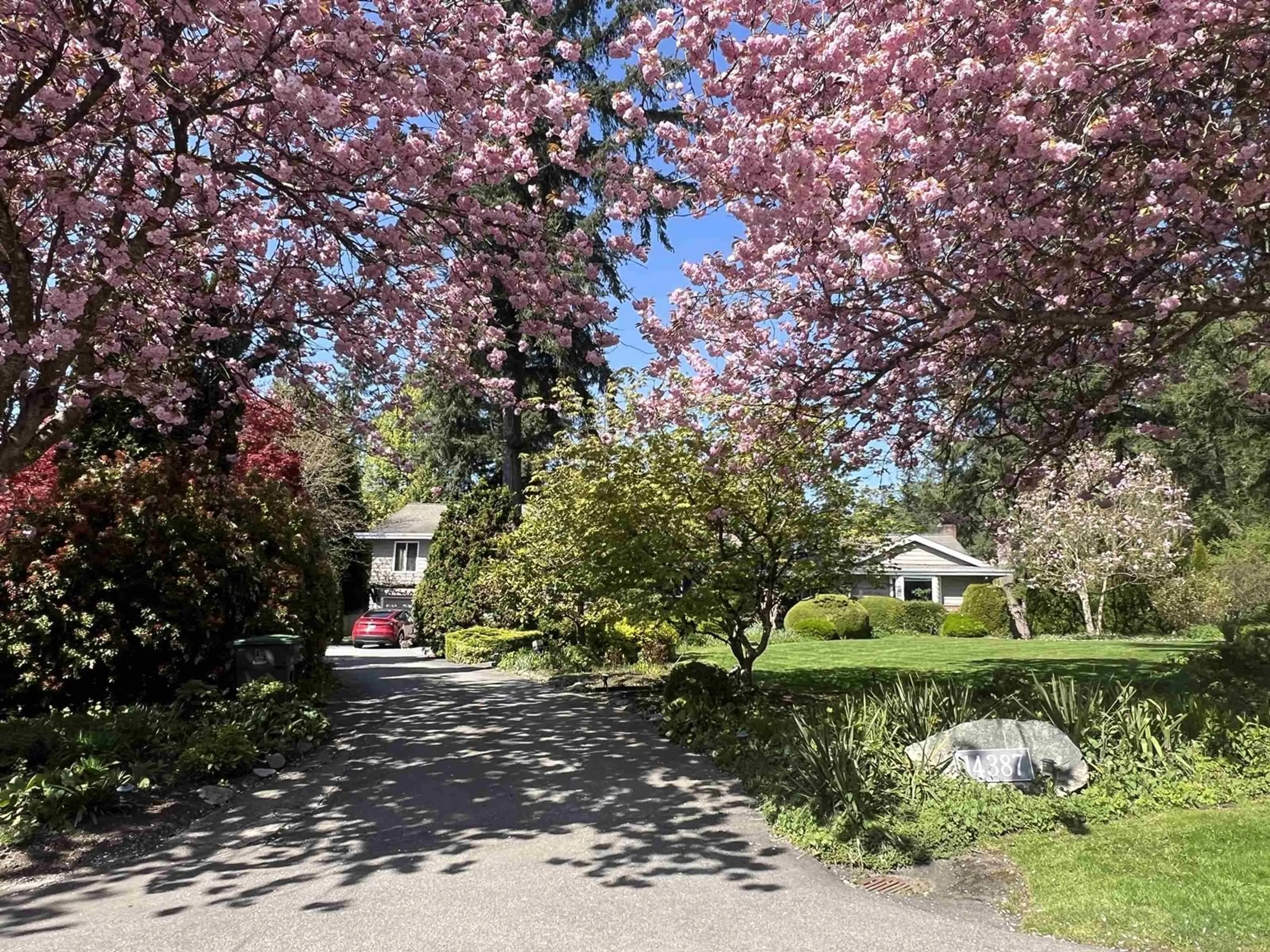 A pic from outside/outdoor area/front of a property/back of a property/a pic from drone, street for 14387 24A, Surrey British Columbia V4P1R8