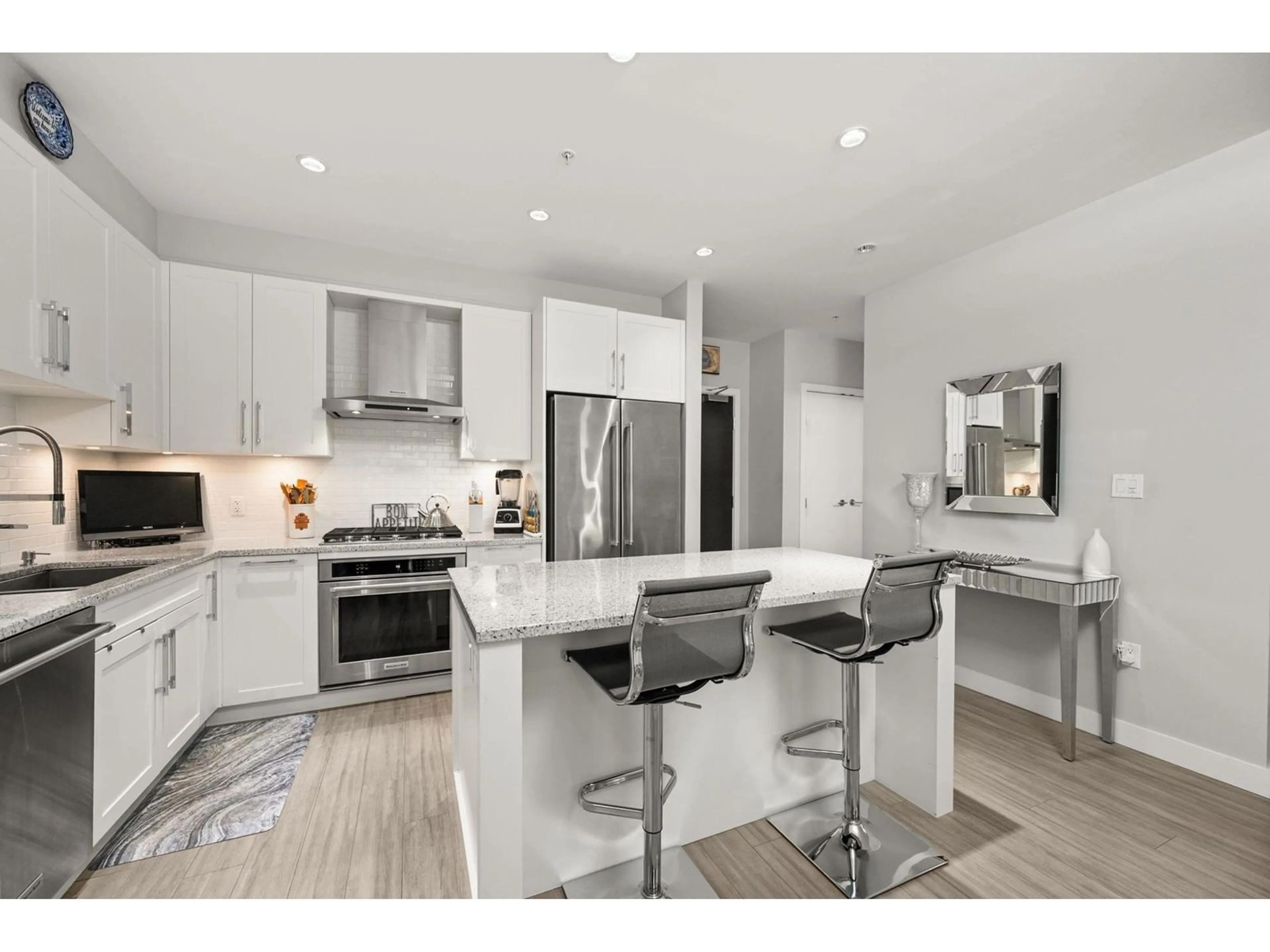 Open concept kitchen, unknown for 203 - 1975 154, Surrey British Columbia V4A4S2