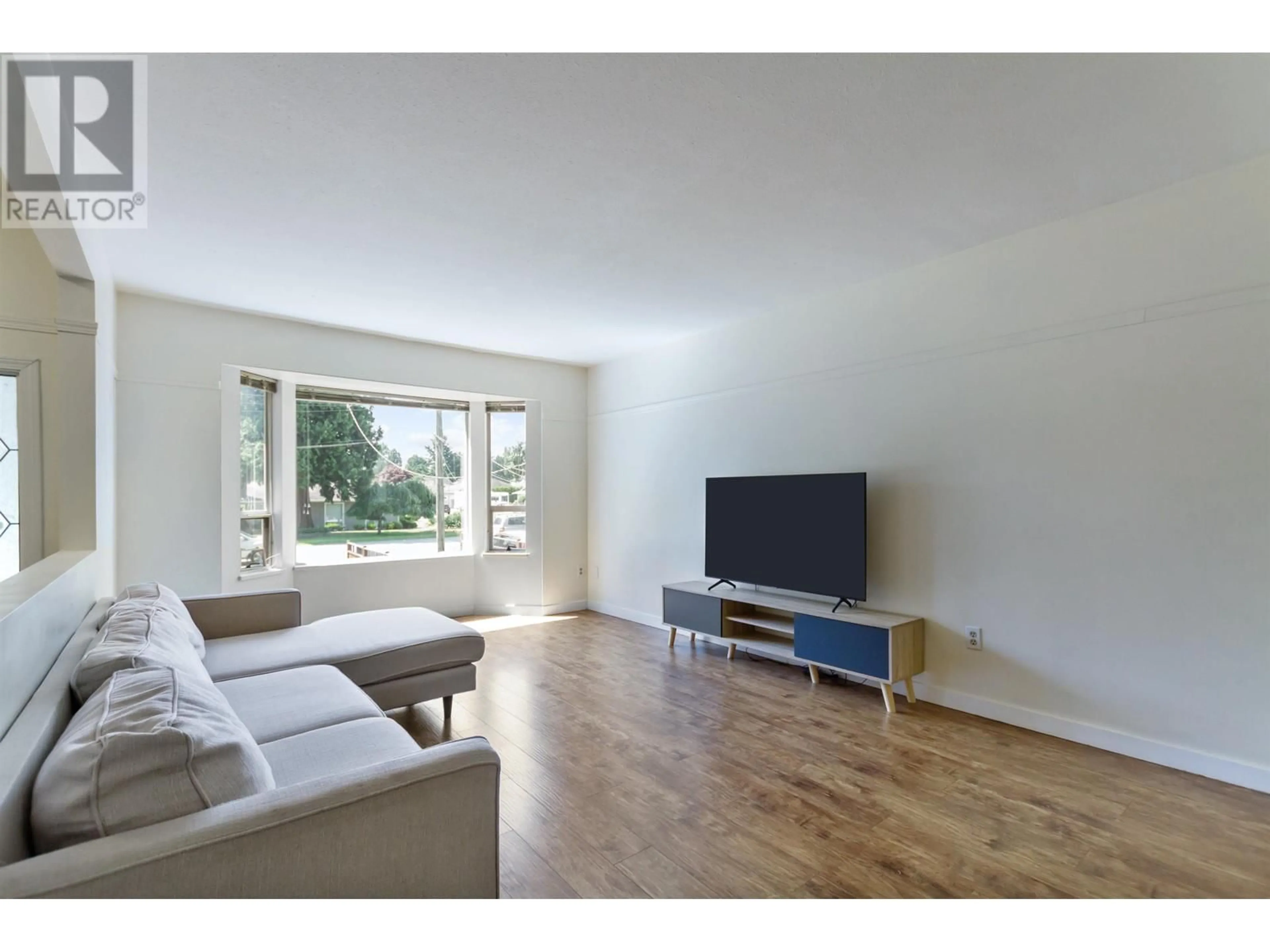 Living room with furniture, wood/laminate floor for 19439 DAVISON ROAD, Pitt Meadows British Columbia V3Y1A7