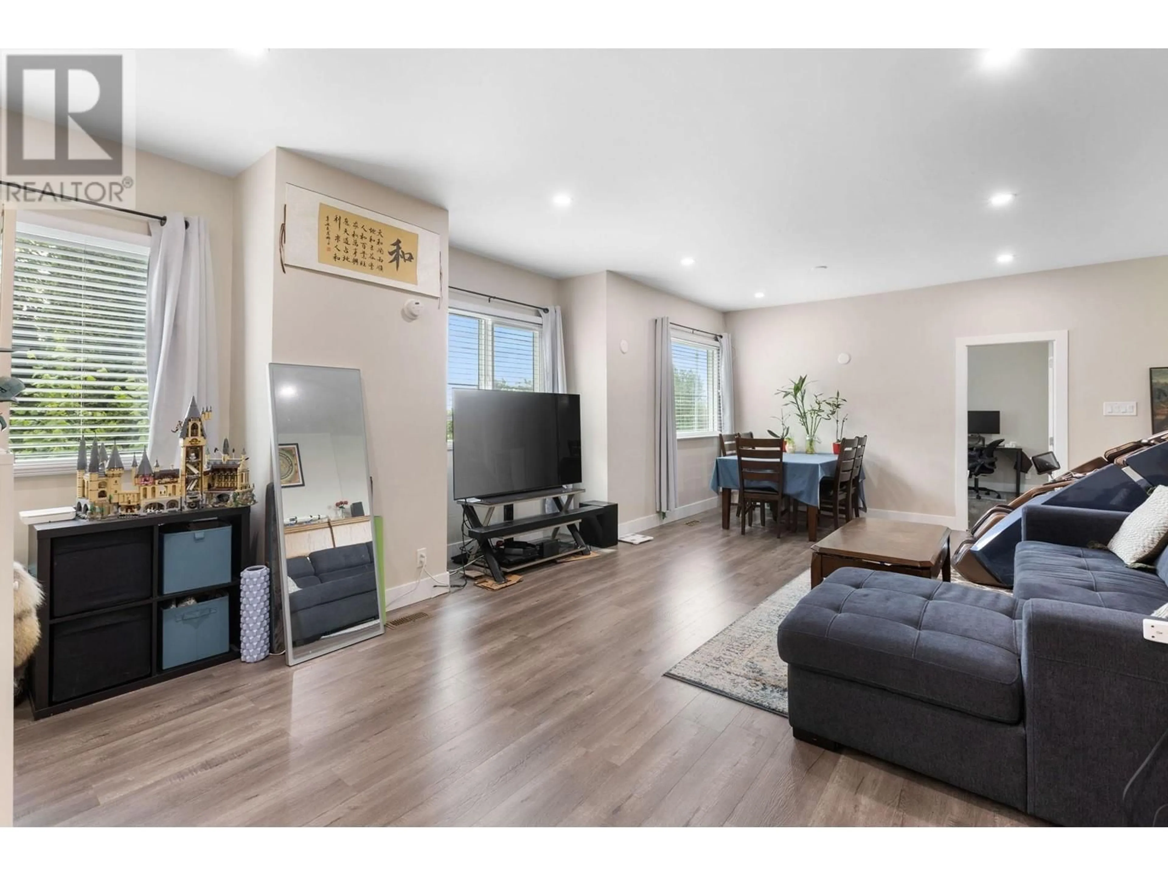Living room with furniture, wood/laminate floor for 2013 MARINE WAY, New Westminster British Columbia V3M2H2