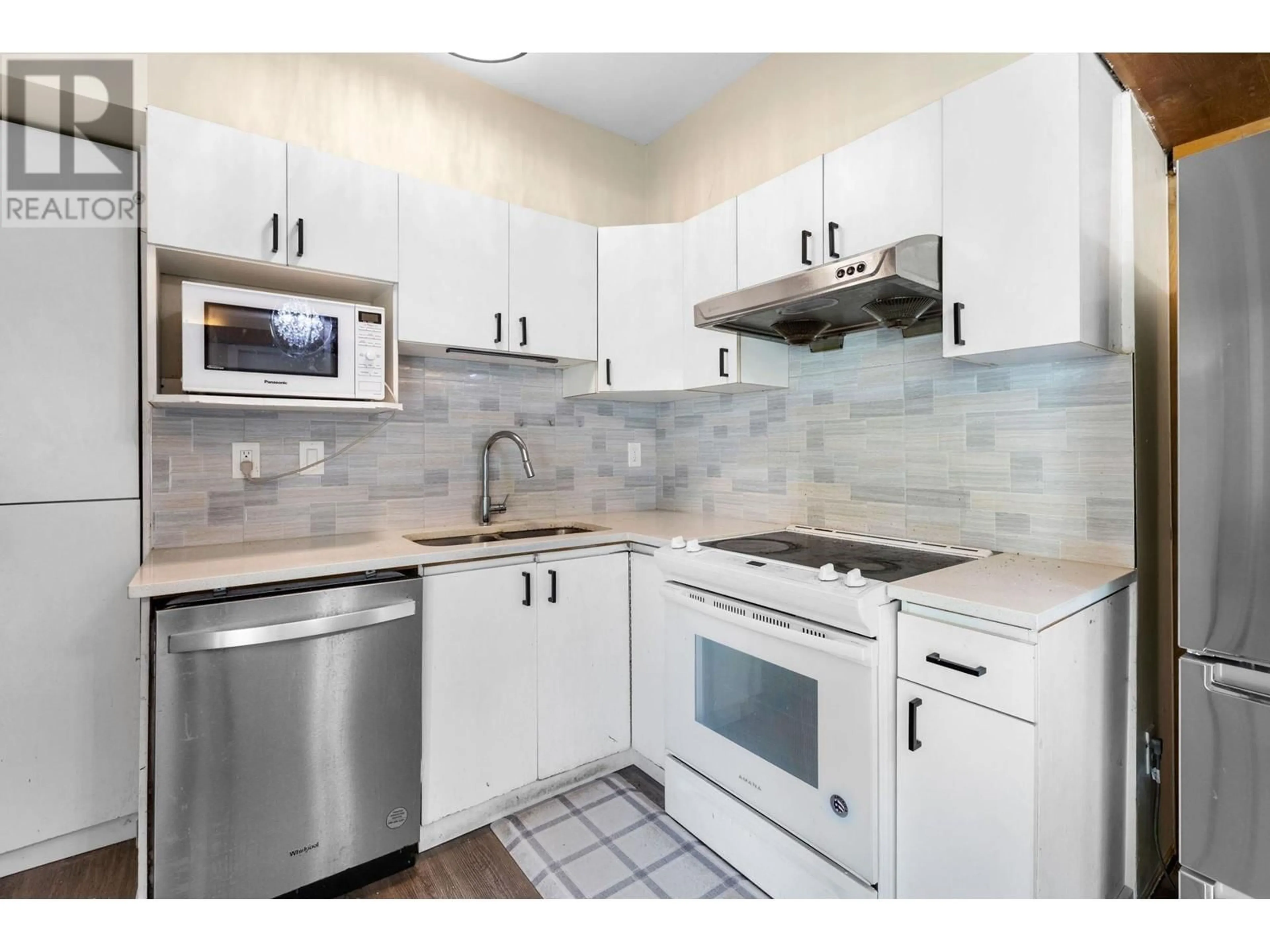 Standard kitchen, ceramic/tile floor for 2013 MARINE WAY, New Westminster British Columbia V3M2H2