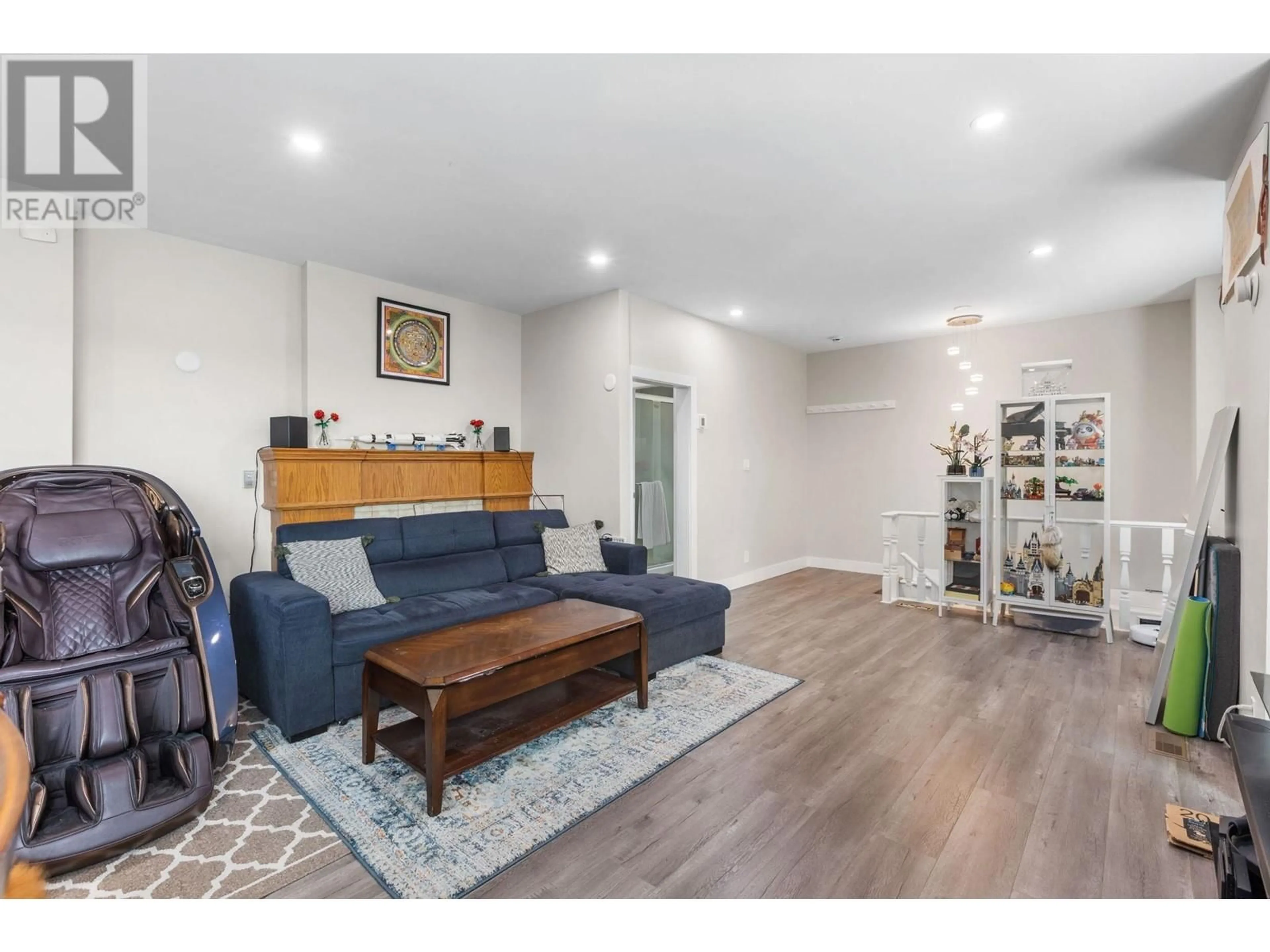 Living room with furniture, wood/laminate floor for 2013 MARINE WAY, New Westminster British Columbia V3M2H2