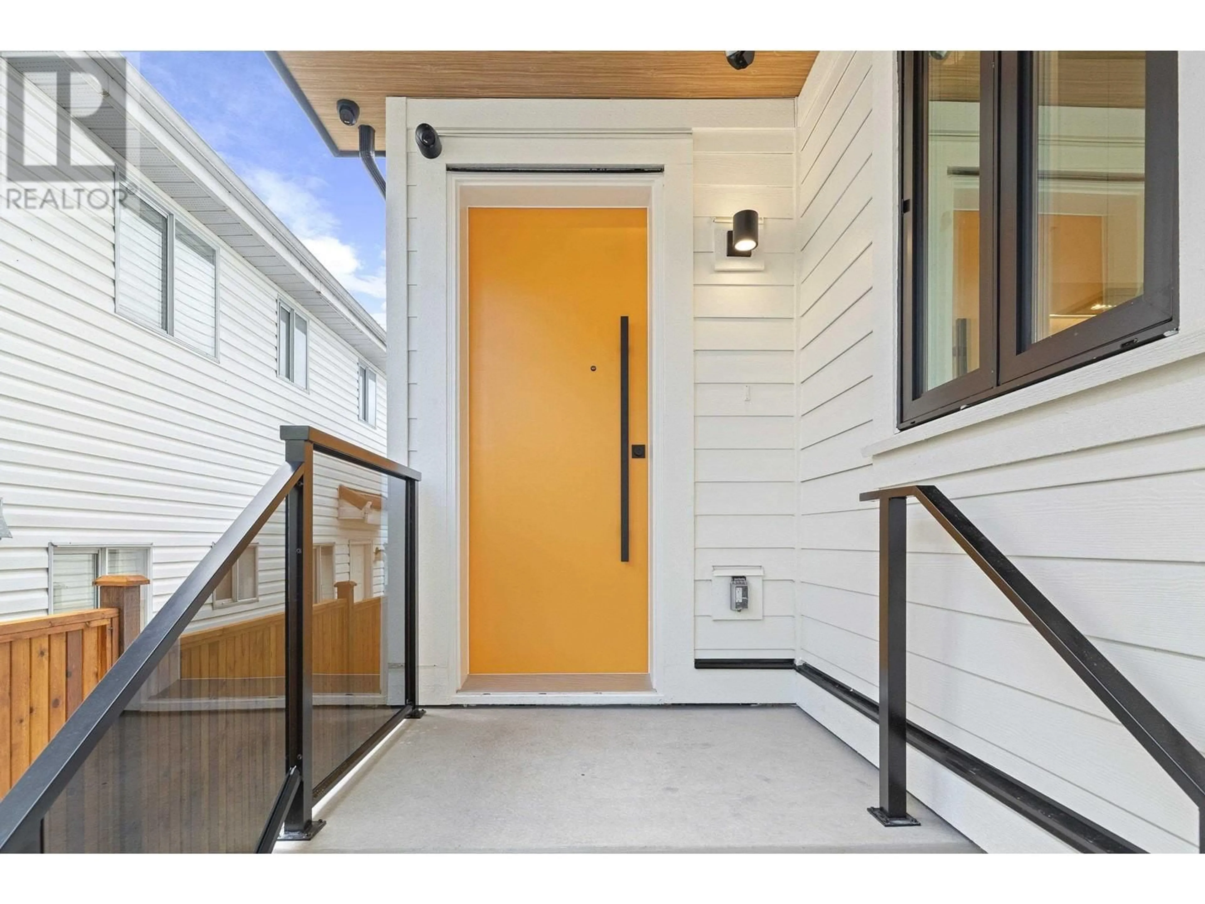 Indoor entryway for 2 - 4257 BEATRICE STREET, Vancouver British Columbia V5N4H9