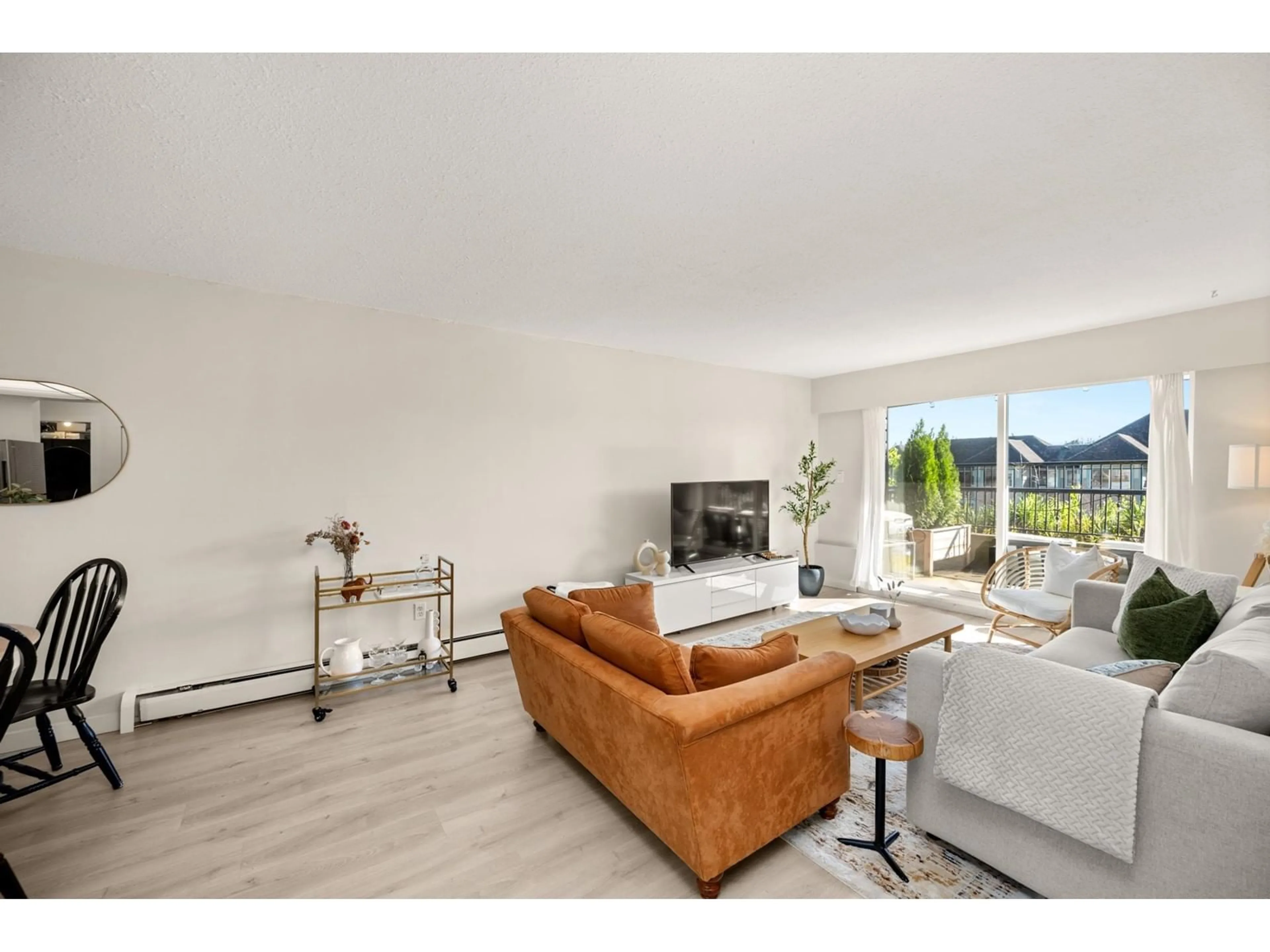 Living room with furniture, wood/laminate floor for 111 - 2551 WILLOW, Abbotsford British Columbia V2S5Z9