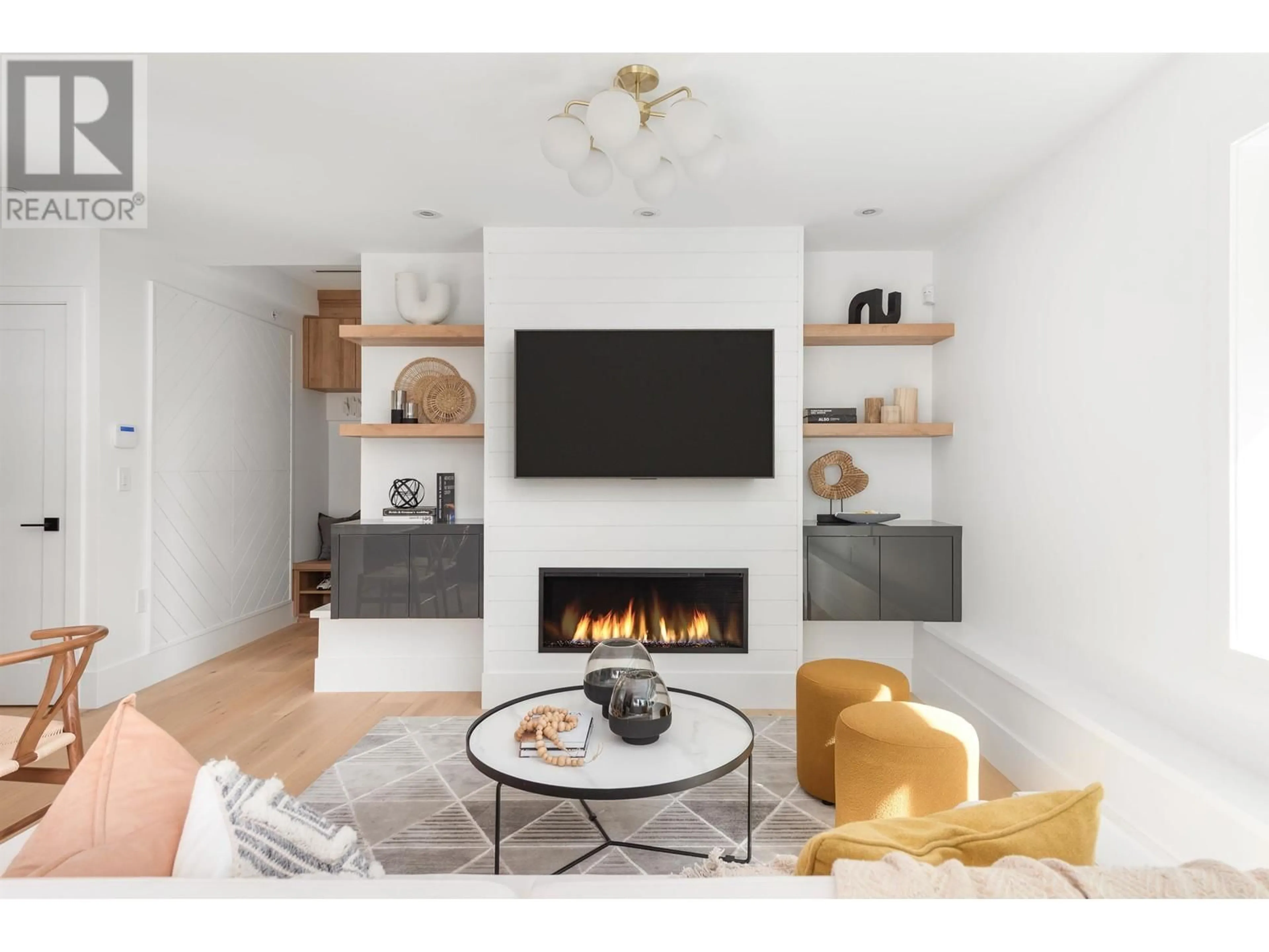 Living room with furniture, wood/laminate floor for 1071 22ND AVENUE, Vancouver British Columbia V5V1W2