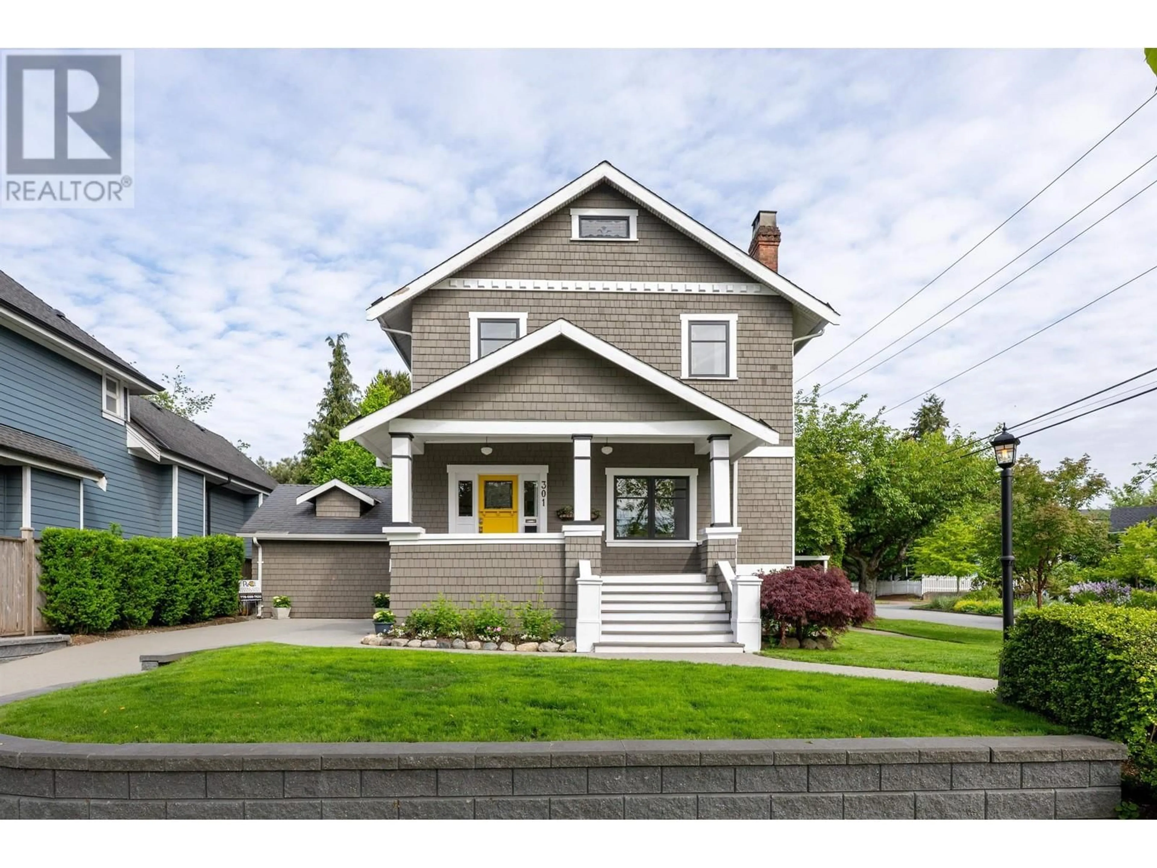 Home with vinyl exterior material, street for 301 FOURTH AVENUE, New Westminster British Columbia V3L1N8