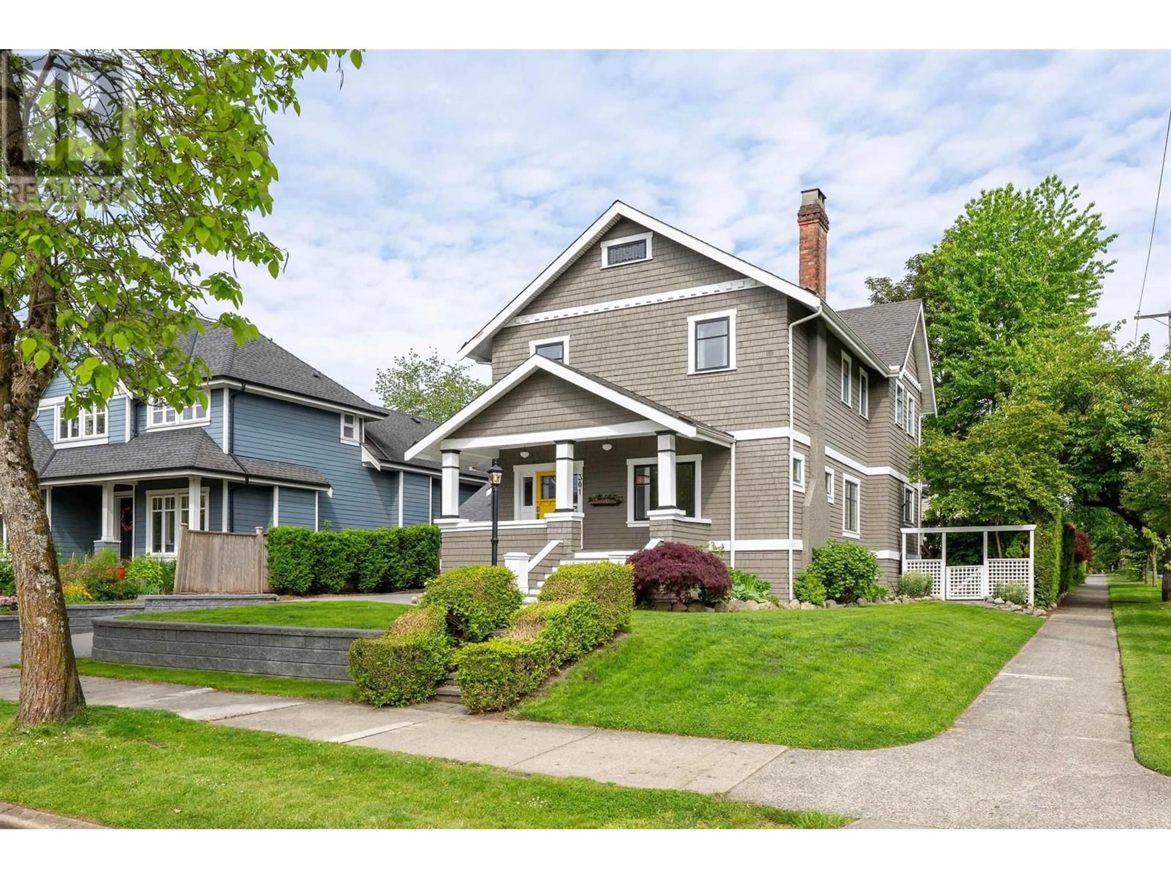 Home with vinyl exterior material, street for 301 FOURTH AVENUE, New Westminster British Columbia V3L1N8