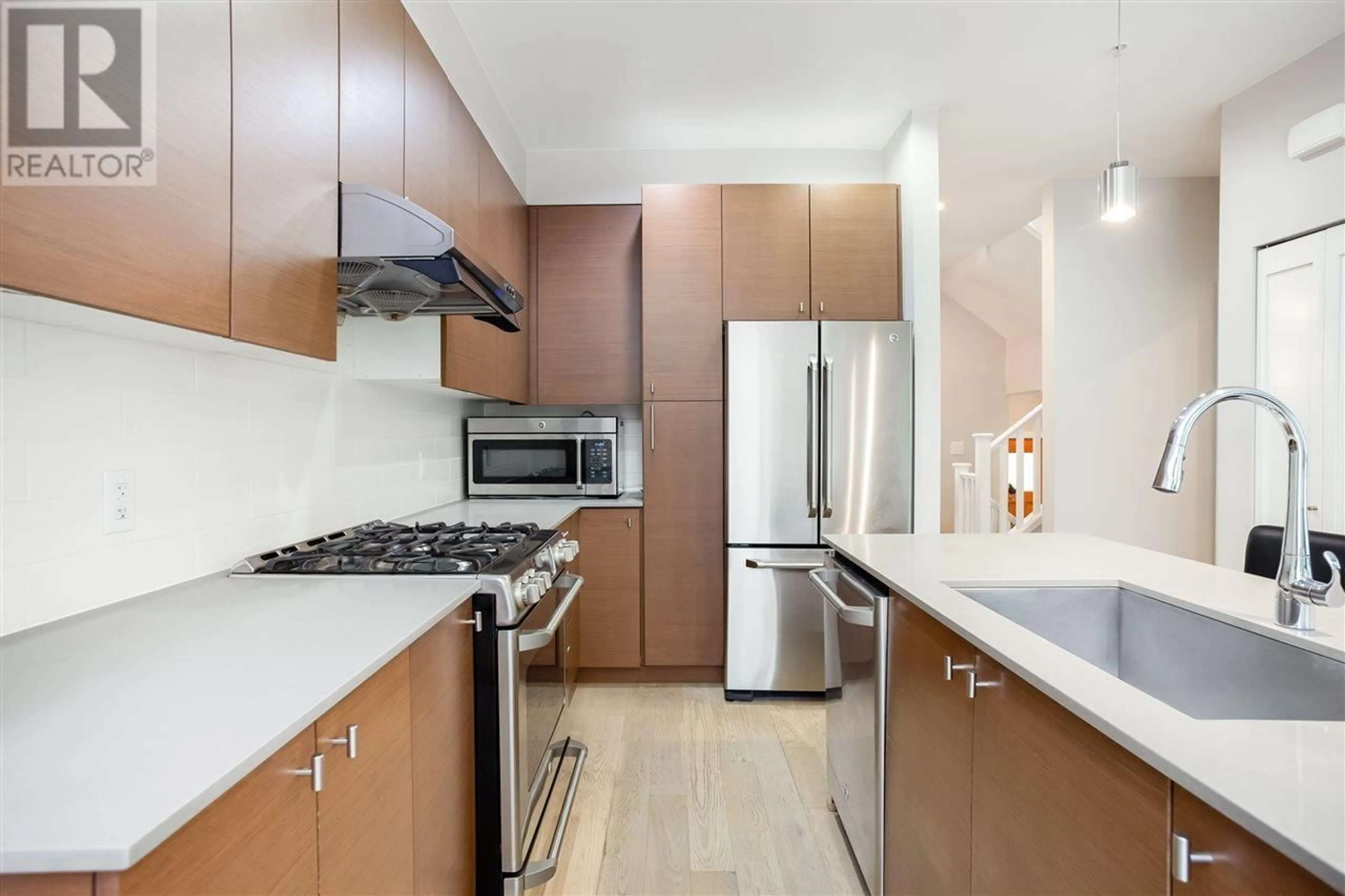 Standard kitchen, ceramic/tile floor for 1 - 258 CAMATA STREET, New Westminster British Columbia V3M0H8