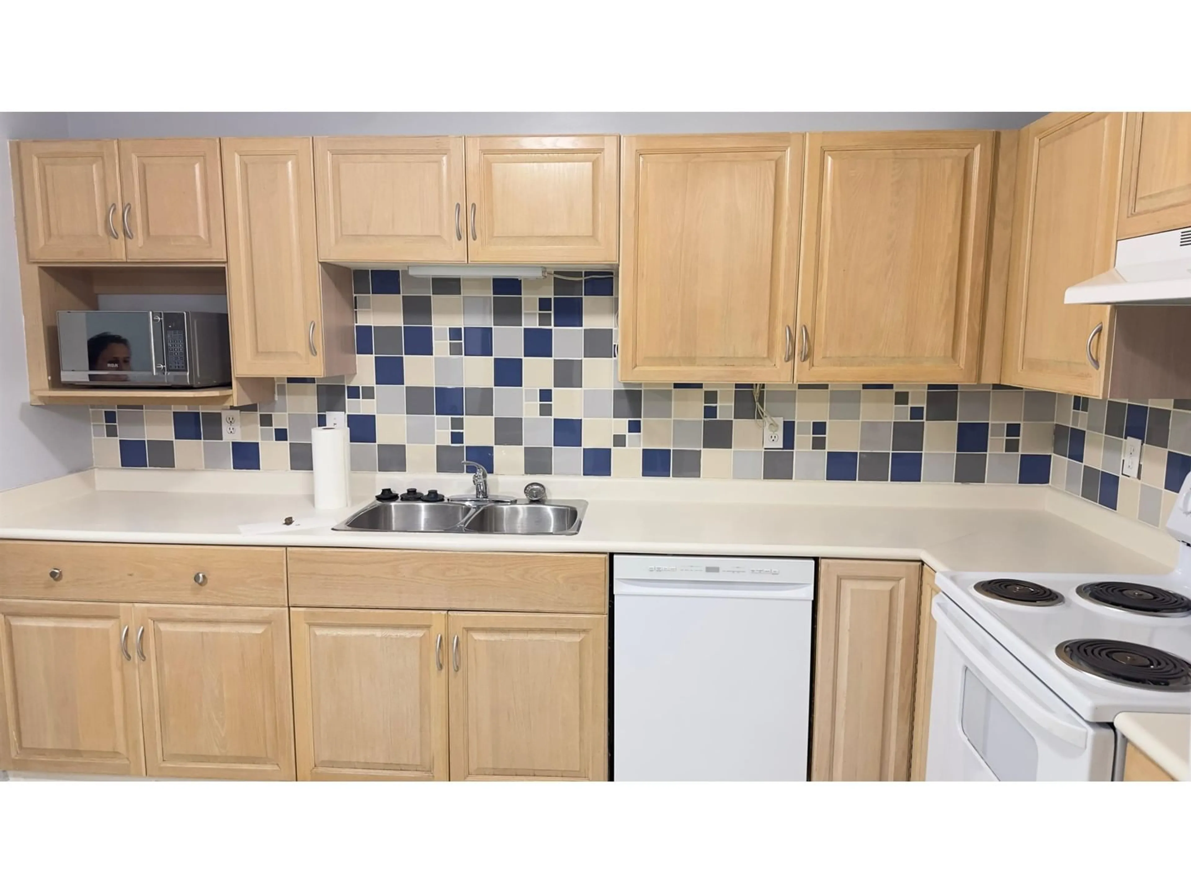 Standard kitchen, ceramic/tile floor for 506 - 12101 80, Surrey British Columbia V3W5V6
